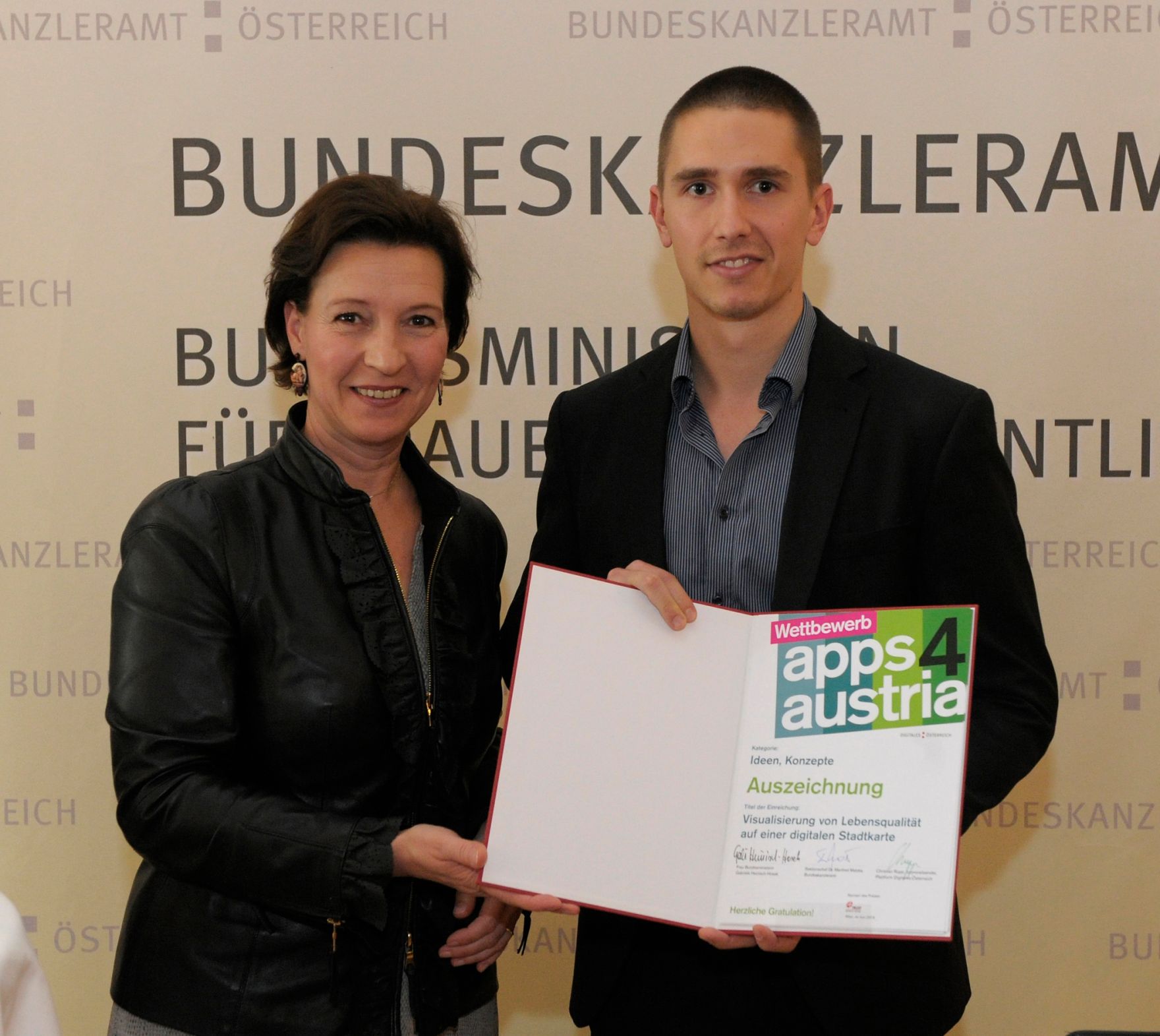 Am 6. Juni 2013 &uuml;berreichte Frauenministerin Gabriele Heinisch-Hosek (im Bild) Urkunden an die Preistr&auml;gerinnen und Preistr&auml;ger des "apps4austria" Wettbewerbs.