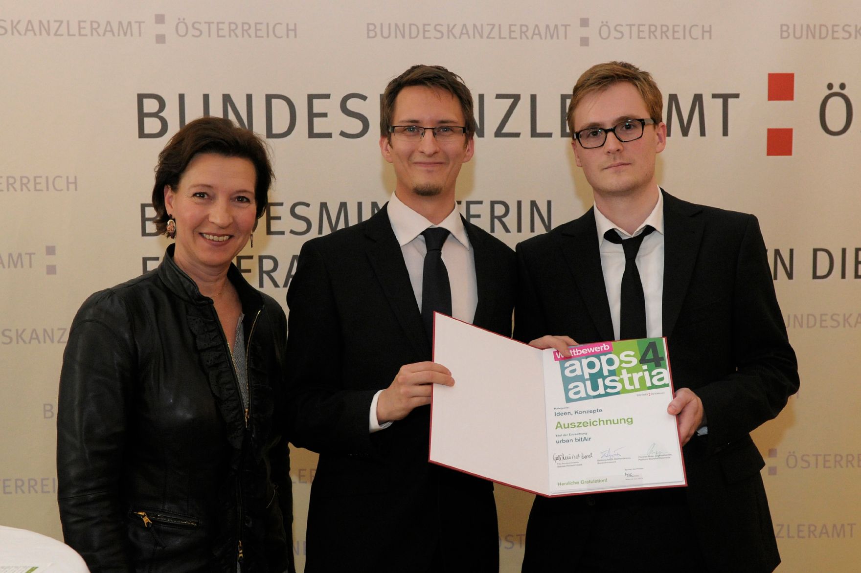 Am 6. Juni 2013 &uuml;berreichte Frauenministerin Gabriele Heinisch-Hosek (im Bild) Urkunden an die Preistr&auml;gerinnen und Preistr&auml;ger des "apps4austria" Wettbewerbs.