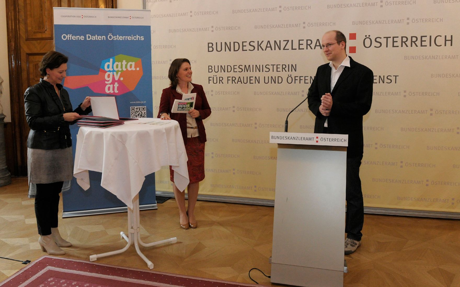 Am 6. Juni 2013 &uuml;berreichte Frauenministerin Gabriele Heinisch-Hosek (im Bild) Urkunden an die Preistr&auml;gerinnen und Preistr&auml;ger des "apps4austria" Wettbewerbs.