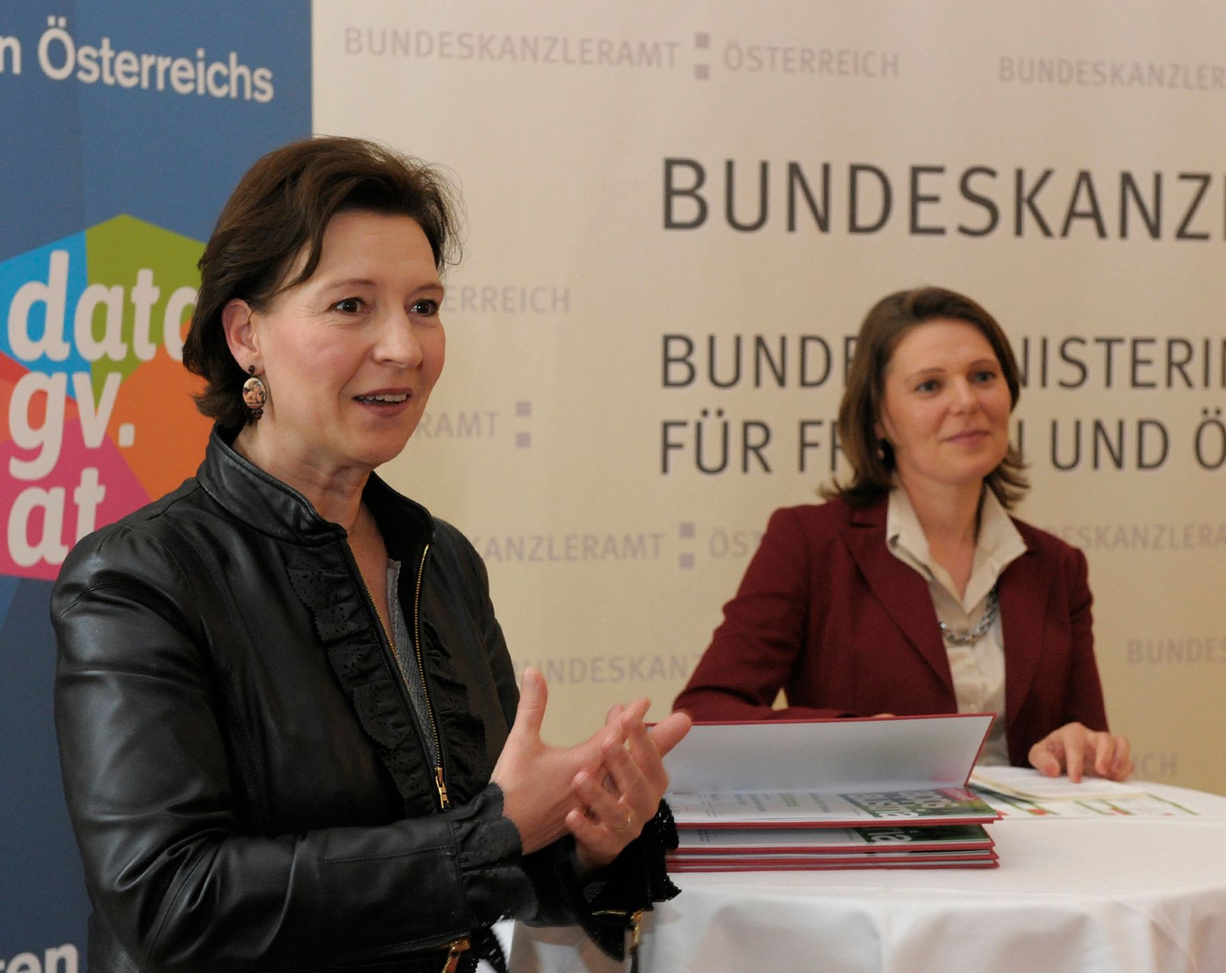 Am 6. Juni 2013 &uuml;berreichte Frauenministerin Gabriele Heinisch-Hosek (im Bild) Urkunden an die Preistr&auml;gerinnen und Preistr&auml;ger des "apps4austria" Wettbewerbs.
