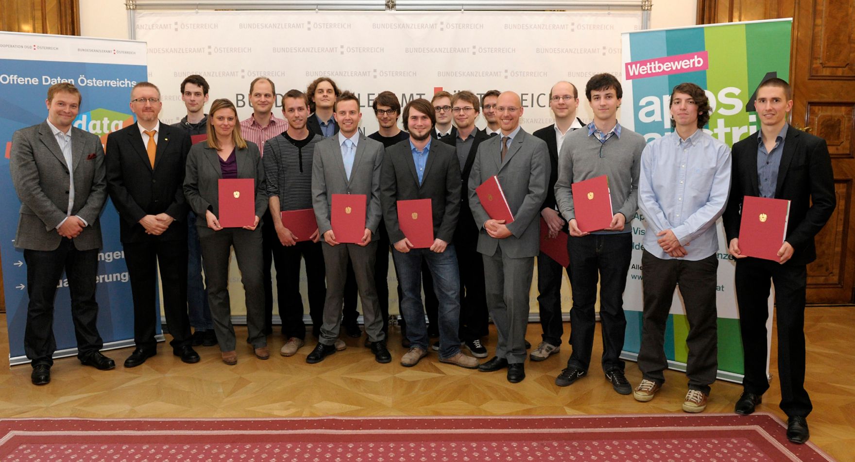 Am 6. Juni 2013 &uuml;berreichte Frauenministerin Gabriele Heinisch-Hosek Urkunden an die Preistr&auml;gerinnen und Preistr&auml;ger des "apps4austria" Wettbewerbs.