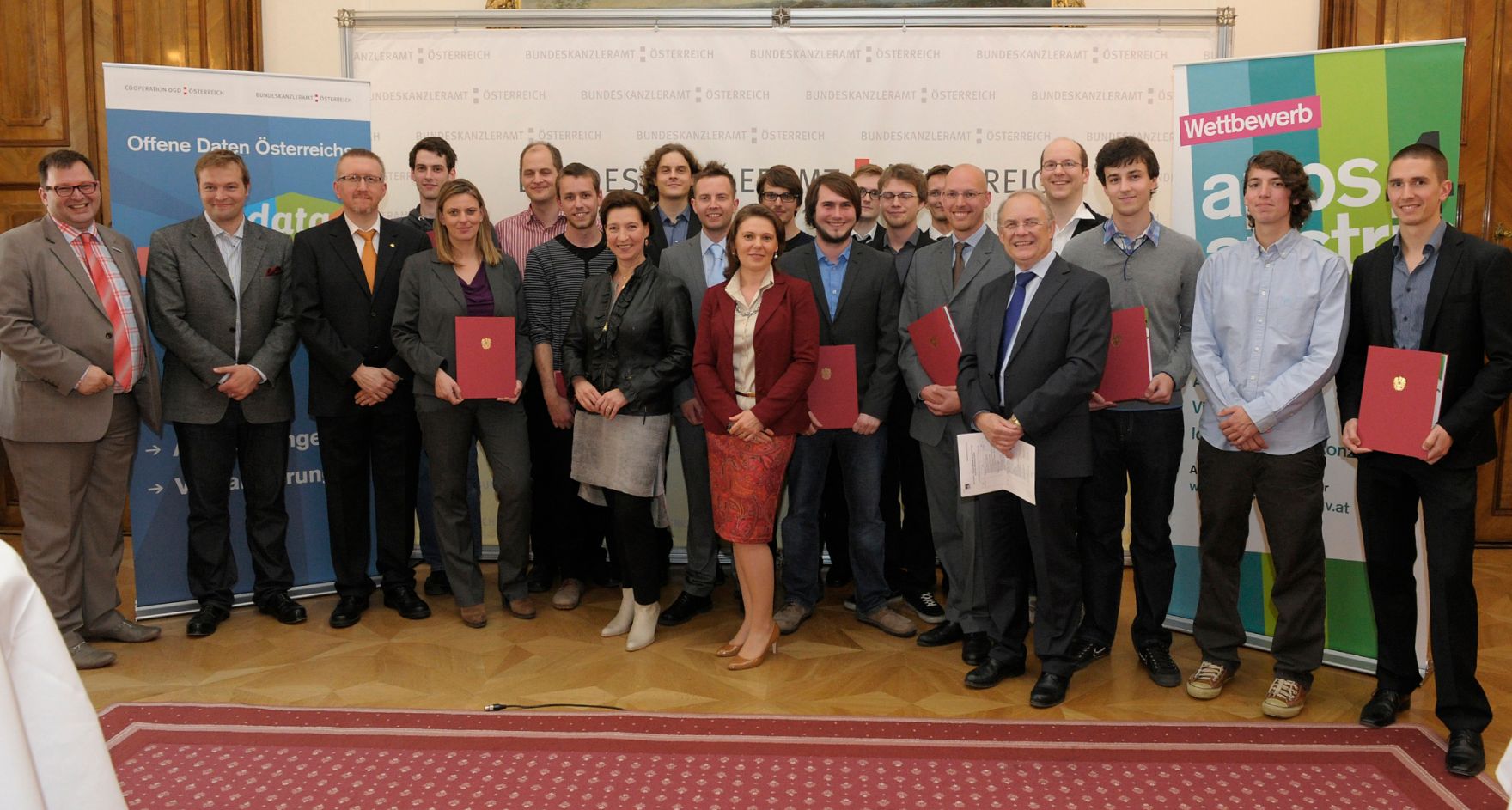 Am 6. Juni 2013 &uuml;berreichte Frauenministerin Gabriele Heinisch-Hosek (im Bild) Urkunden an die Preistr&auml;gerinnen und Preistr&auml;ger des "apps4austria" Wettbewerbs.