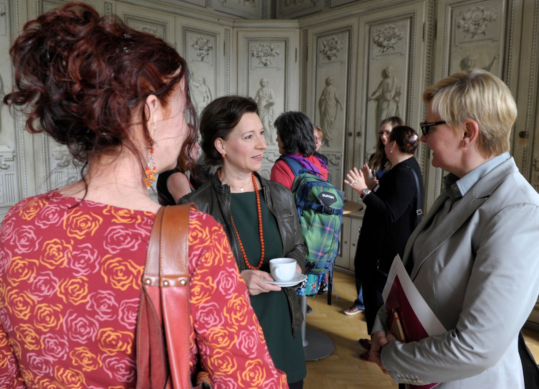 Am 7. Juni 2013 luden Frauenministerin Gabriele Heinisch-Hosek und die Plattform 20000Frauen zur Frauenenquete &bdquo;Maskulinismus. Anti. Feminismus.&ldquo; ins Schloss Laundon. Im Bild (m.) mit der Frauenstadtr&auml;tin Sandra Frauenberger (r.).
