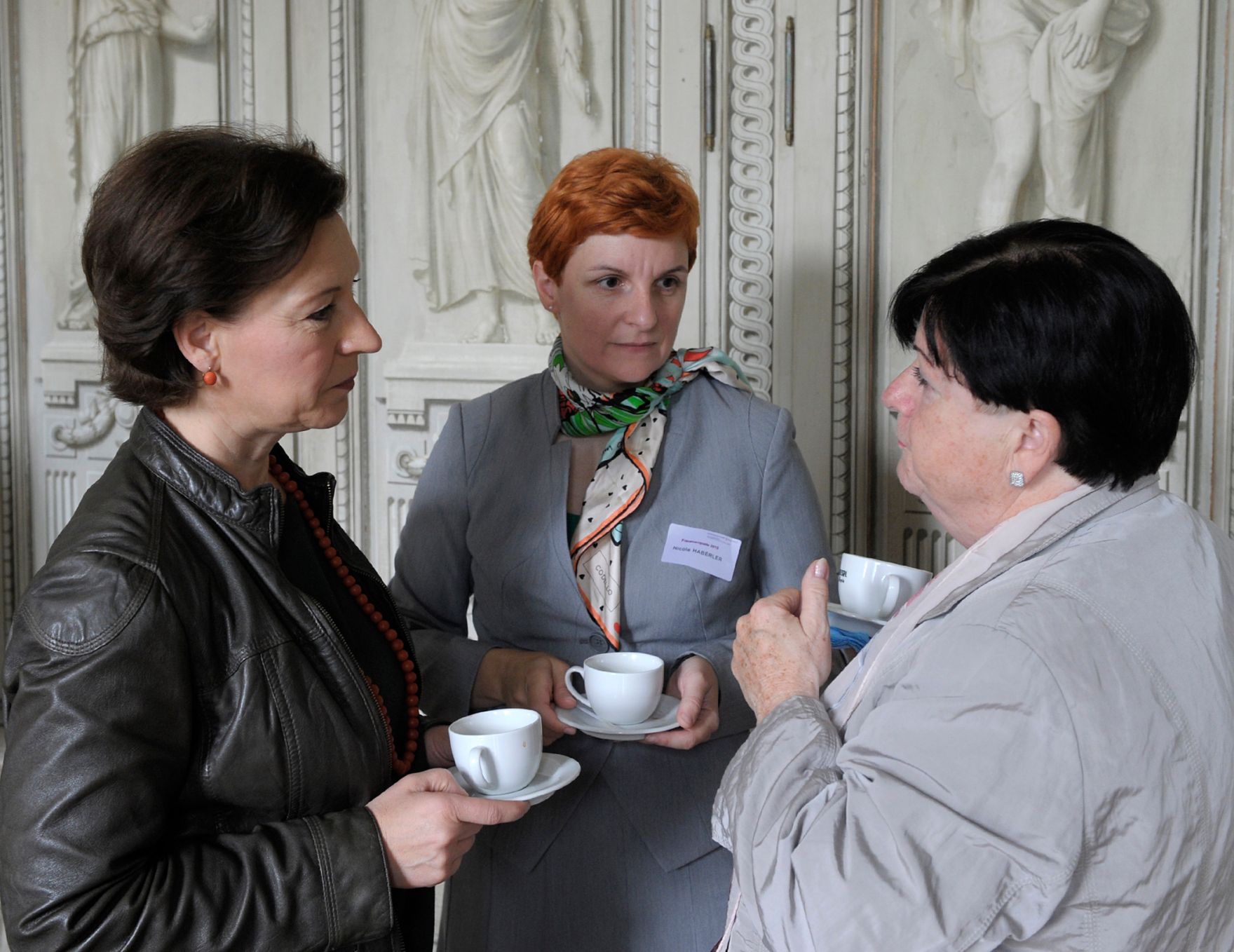 Am 7. Juni 2013 luden Frauenministerin Gabriele Heinisch-Hosek (l.) und die Plattform 20000Frauen zur Frauenenquete &bdquo;Maskulinismus. Anti. Feminismus.&ldquo; ins Schloss Laundon.