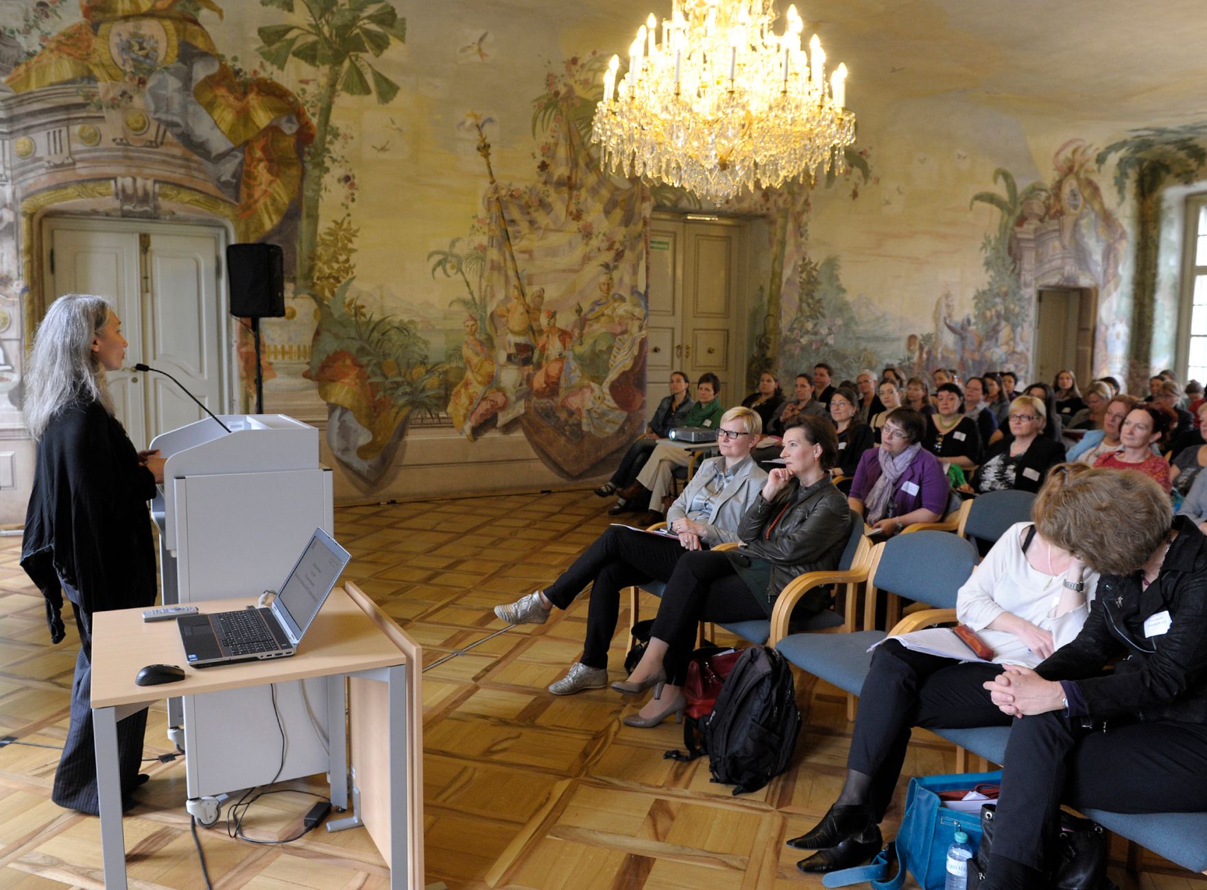 Am 7. Juni 2013 luden Frauenministerin Gabriele Heinisch-Hosek und die Plattform 20000Frauen zur Frauenenquete &bdquo;Maskulinismus. Anti. Feminismus.&ldquo; ins Schloss Laundon.