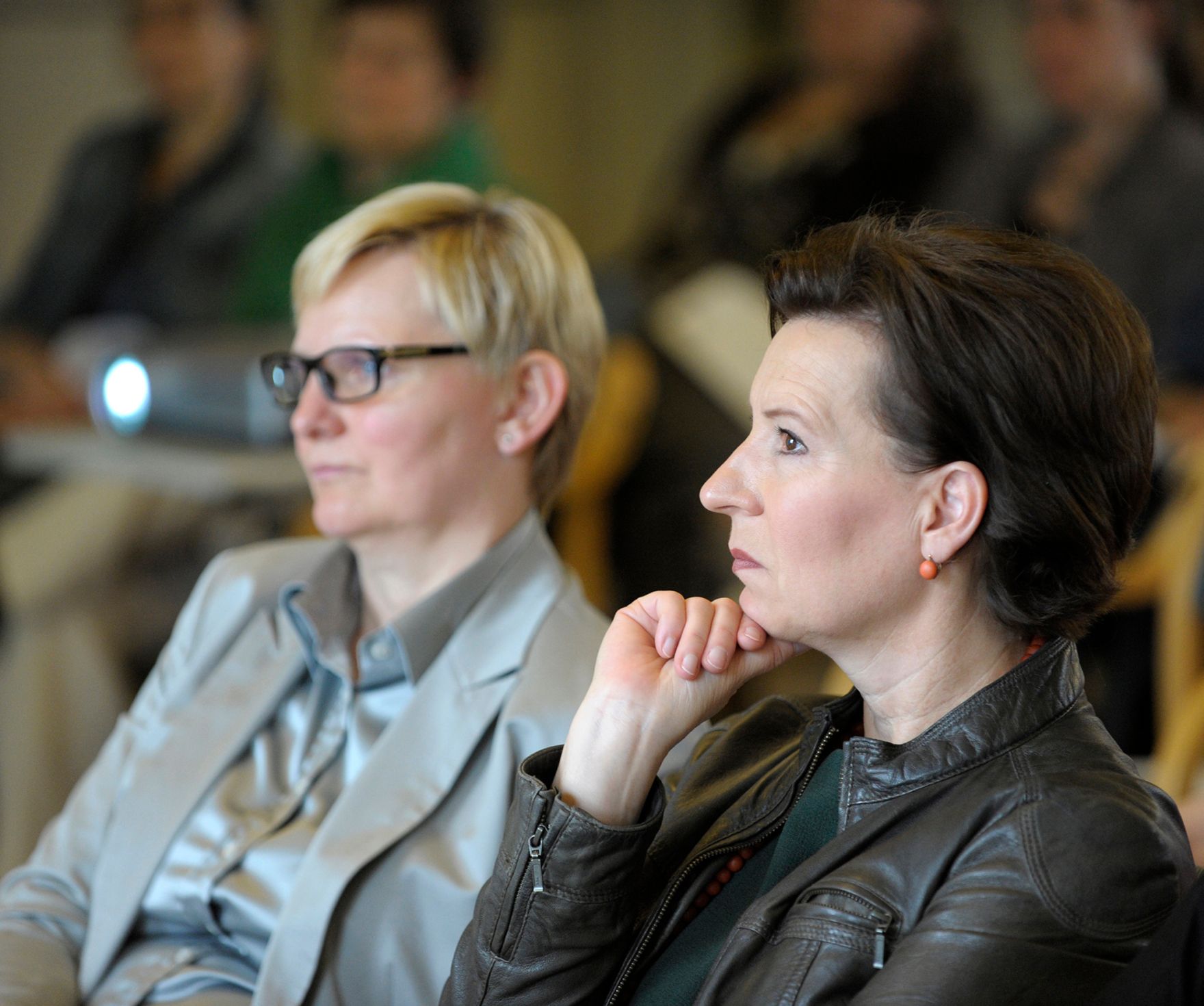Am 7. Juni 2013 luden Frauenministerin Gabriele Heinisch-Hosek und die Plattform 20000Frauen zur Frauenenquete &bdquo;Maskulinismus. Anti. Feminismus.&ldquo; ins Schloss Laundon. Im Bild (r.) mit der Frauenstadtr&auml;tin Sandra Frauenberger (l.).
