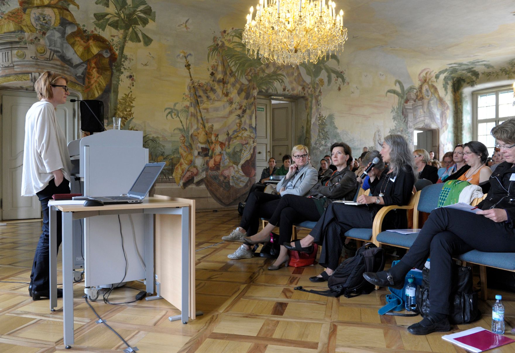 Am 7. Juni 2013 luden Frauenministerin Gabriele Heinisch-Hosek und die Plattform 20000Frauen zur Frauenenquete &bdquo;Maskulinismus. Anti. Feminismus.&ldquo; ins Schloss Laundon.