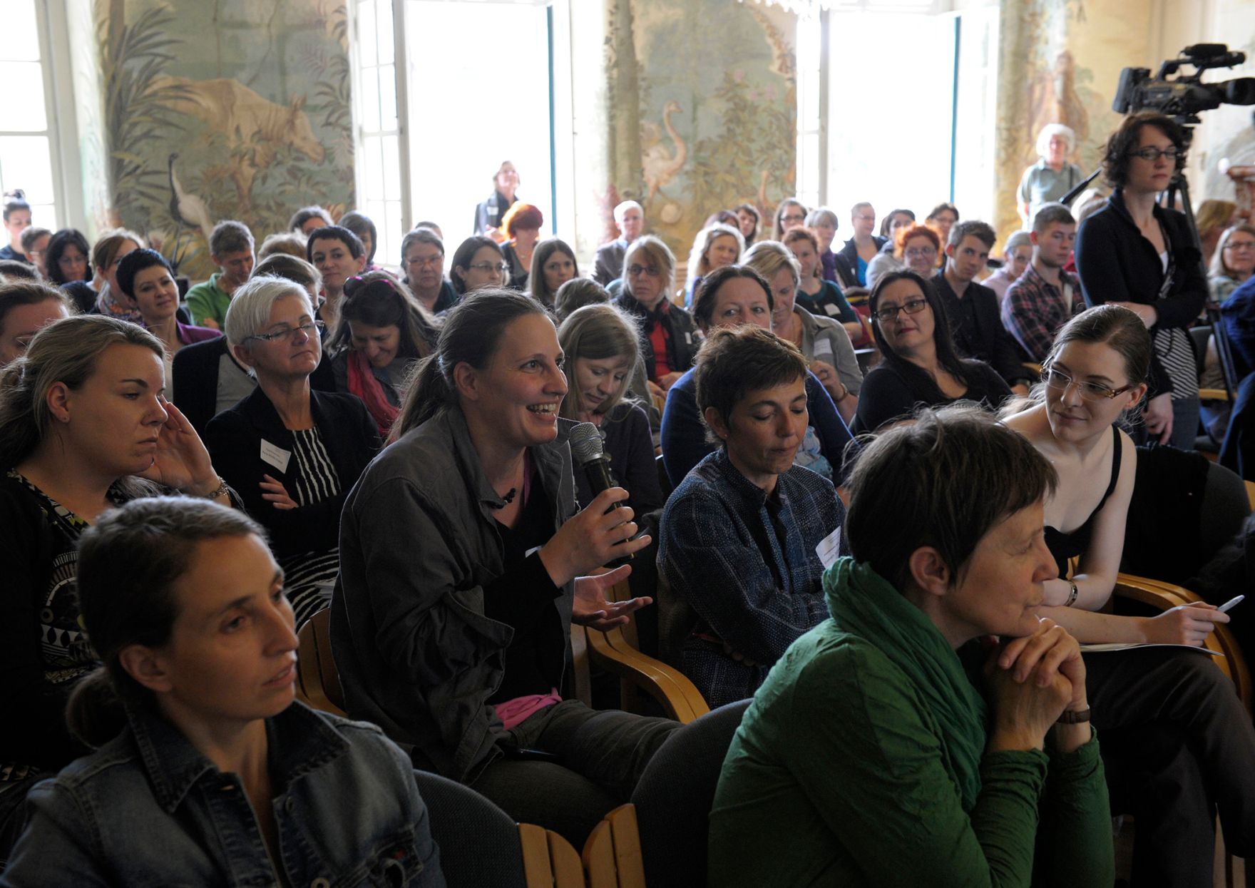 Am 7. Juni 2013 luden Frauenministerin Gabriele Heinisch-Hosek und die Plattform 20000Frauen zur Frauenenquete &bdquo;Maskulinismus. Anti. Feminismus.&ldquo; ins Schloss Laundon.