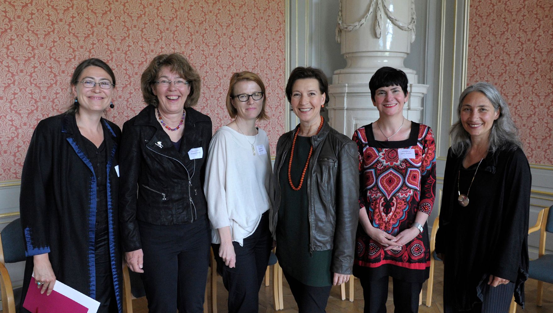 Am 7. Juni 2013 luden Frauenministerin Gabriele Heinisch-Hosek und die Plattform 20000Frauen zur Frauenenquete &bdquo;Maskulinismus. Anti. Feminismus.&ldquo; ins Schloss Laundon. Im Bild (3.v.l.) mit der Moderatorin und den Keynote Rednerinnen der Veranstaltung.
