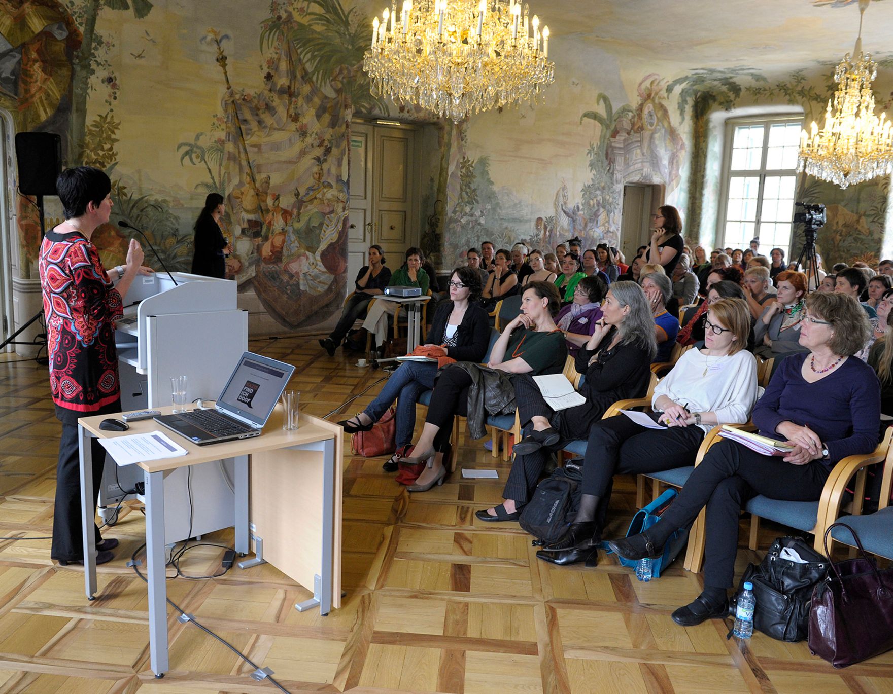 Am 7. Juni 2013 luden Frauenministerin Gabriele Heinisch-Hosek und die Plattform 20000Frauen zur Frauenenquete &bdquo;Maskulinismus. Anti. Feminismus.&ldquo; ins Schloss Laundon.