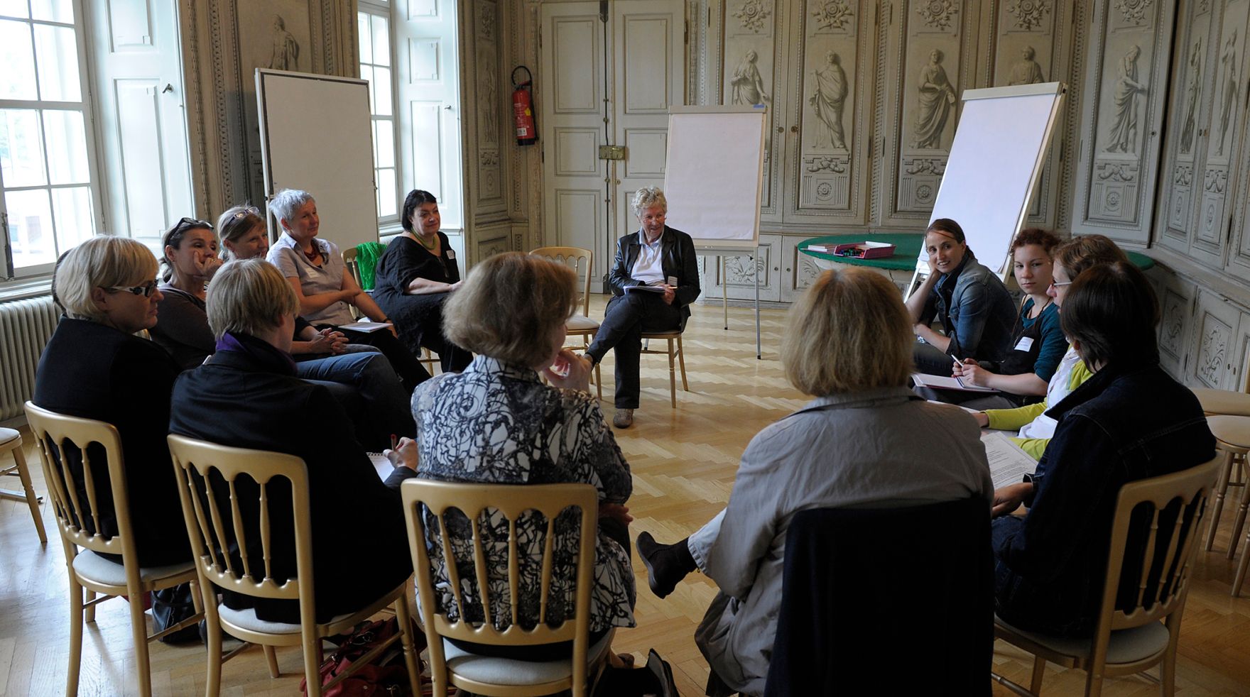 Am 7. Juni 2013 luden Frauenministerin Gabriele Heinisch-Hosek und die Plattform 20000Frauen zur Frauenenquete &bdquo;Maskulinismus. Anti. Feminismus.&ldquo; ins Schloss Laundon.