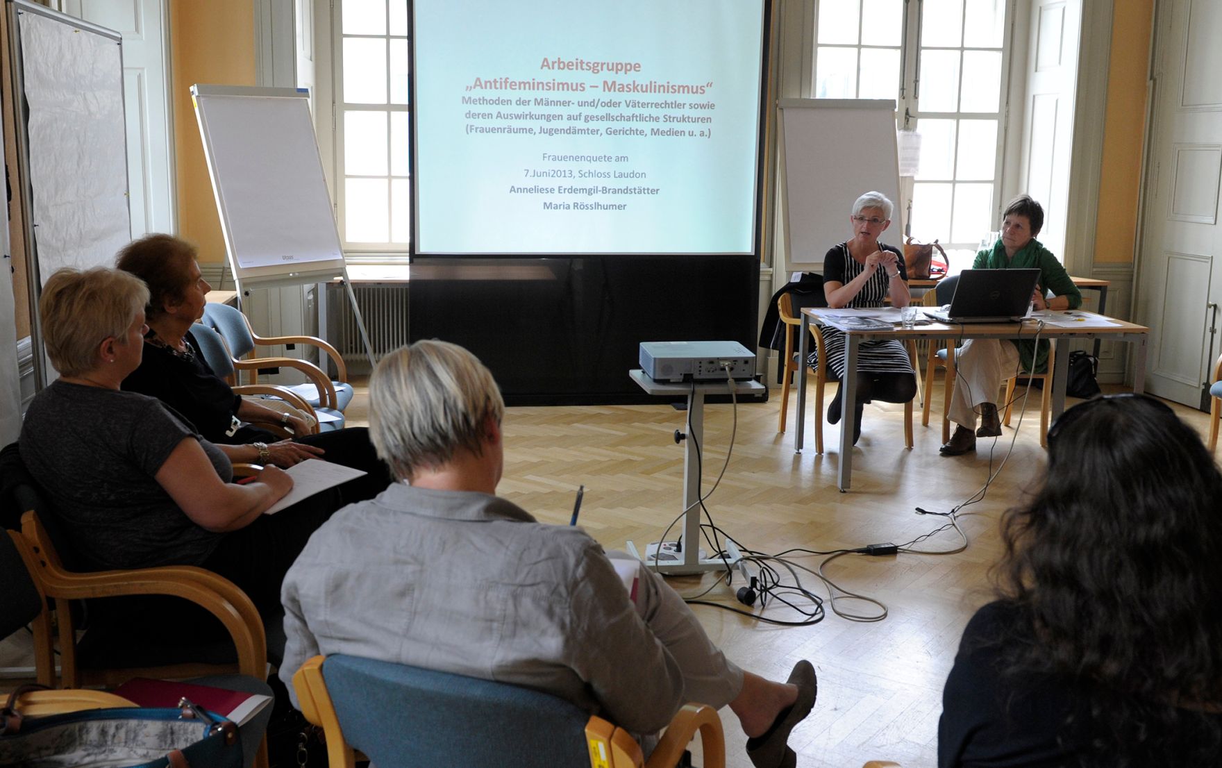 Am 7. Juni 2013 luden Frauenministerin Gabriele Heinisch-Hosek und die Plattform 20000Frauen zur Frauenenquete &bdquo;Maskulinismus. Anti. Feminismus.&ldquo; ins Schloss Laundon.