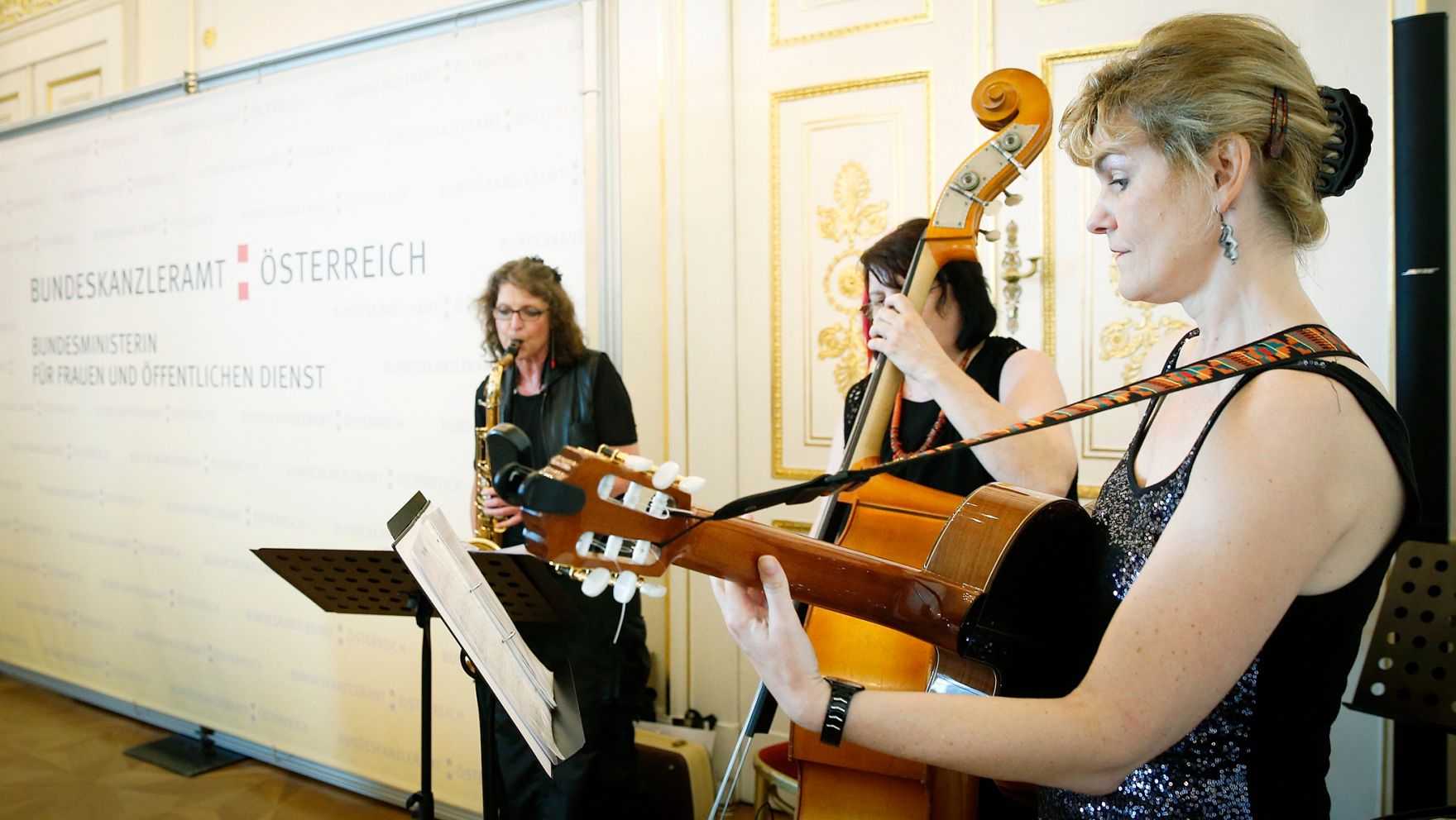 Am 19. Juni 2013 lud Frauenministerin Gabriele Heinisch-Hosek zur Verleihung des Johanna-Dohnal Preises 2013 ins Bundeskanzleramt.