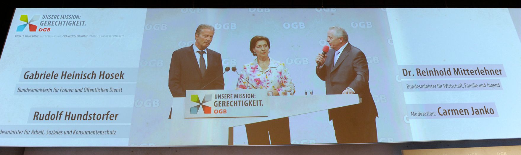 Am 19. Juni 2013 hielt Frauenministerin Gabriele Heinisch-Hosek (m.) gemeinsam mit Wirtschaftsminister Reinhold Mitterlehner (l.) und Sozialminister Rudolf Hundstorfer (r.) die moderierte Begr&uuml;&szlig;ungsrunde beim 18. &Ouml;GB-Bundeskongress.
