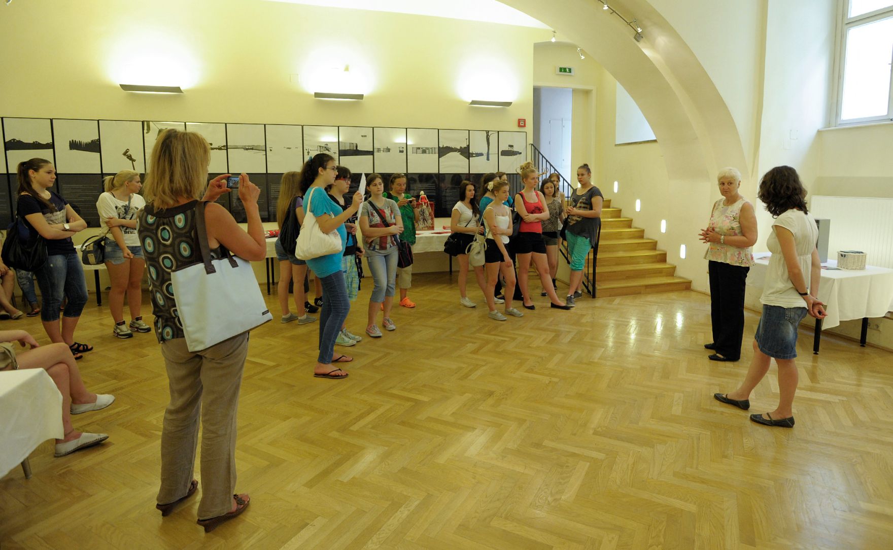 Am 20. Juni 2013 lud Frauenministerin Gabriele Heinisch-Hosek zum M&auml;dchentag &bdquo;Finde deinen Weg&ldquo; mit der Ausstellungser&ouml;ffnung &bdquo;Living in a Box&ldquo; und der Filmpr&auml;sentation &bdquo;Oh Yeah, She Performs!&ldquo; in das Palais Dietrichstein.