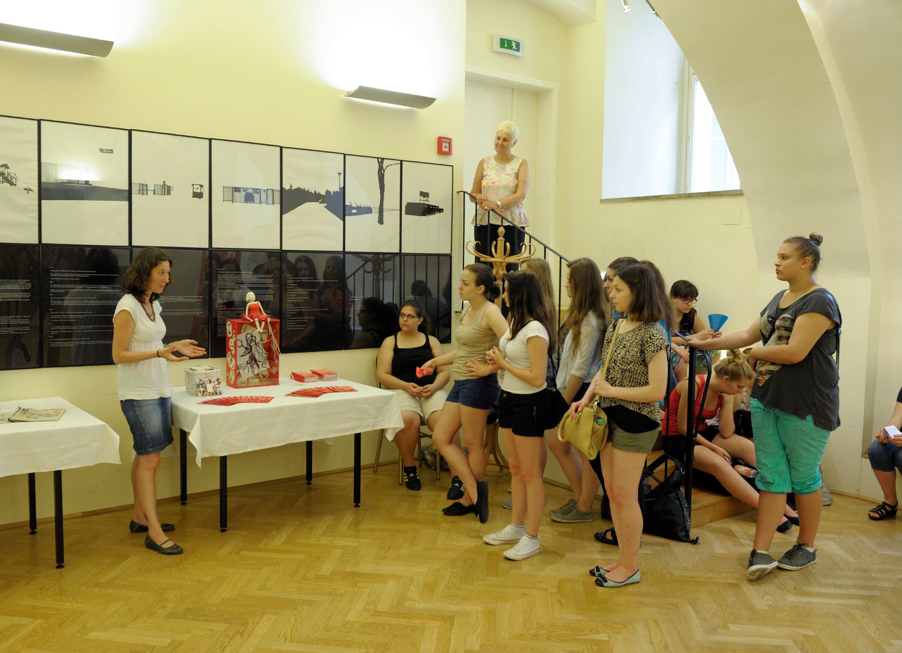 Am 20. Juni 2013 lud Frauenministerin Gabriele Heinisch-Hosek zum M&auml;dchentag &bdquo;Finde deinen Weg&ldquo; mit der Ausstellungser&ouml;ffnung &bdquo;Living in a Box&ldquo; und der Filmpr&auml;sentation &bdquo;Oh Yeah, She Performs!&ldquo; in das Palais Dietrichstein.