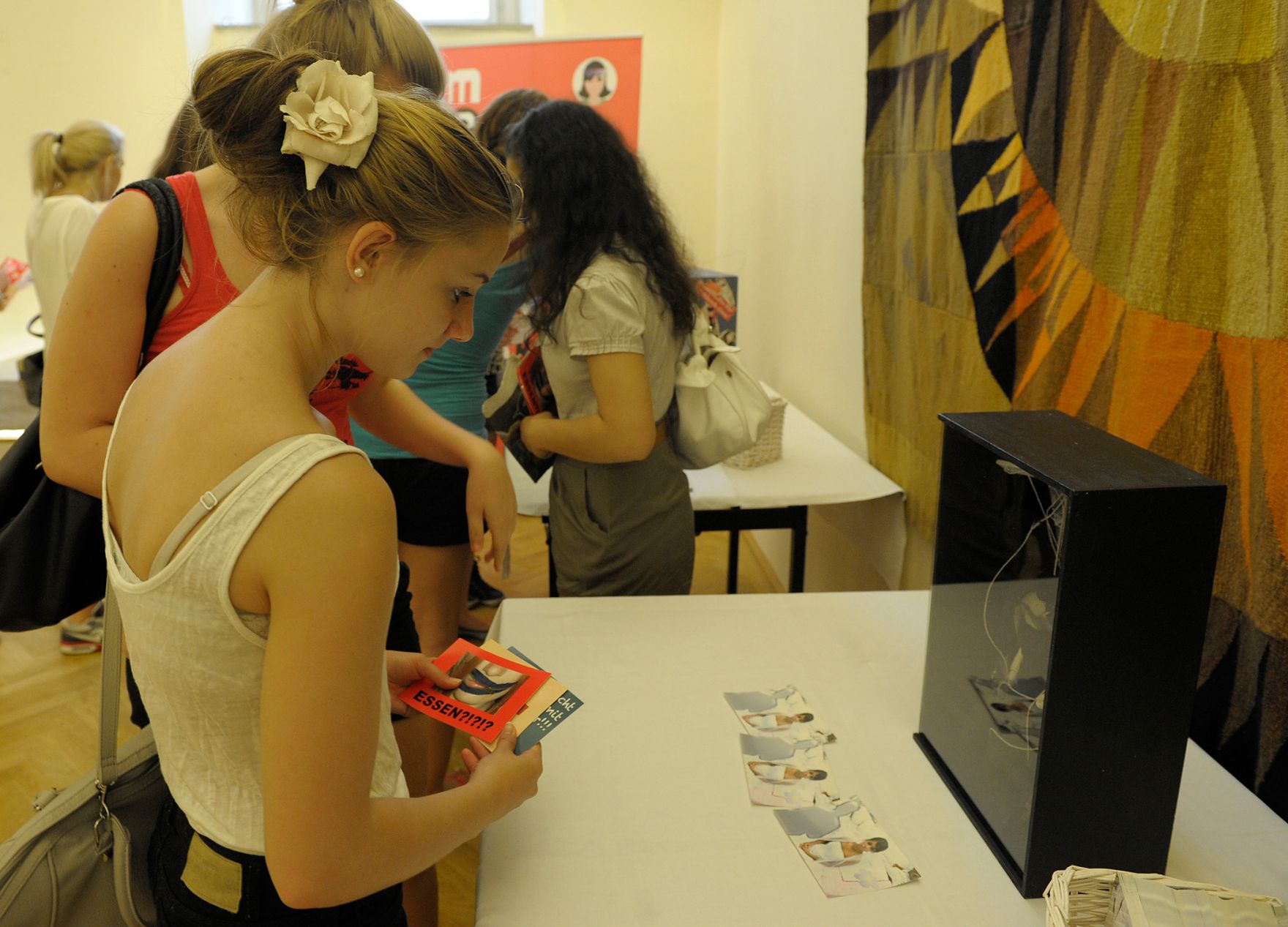 Am 20. Juni 2013 lud Frauenministerin Gabriele Heinisch-Hosek zum M&auml;dchentag &bdquo;Finde deinen Weg&ldquo; mit der Ausstellungser&ouml;ffnung &bdquo;Living in a Box&ldquo; und der Filmpr&auml;sentation &bdquo;Oh Yeah, She Performs!&ldquo; in das Palais Dietrichstein.