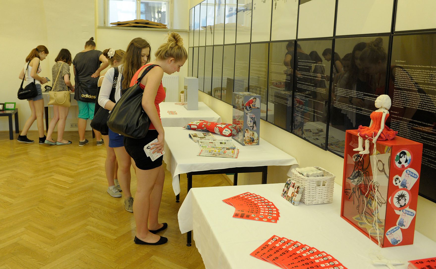 Am 20. Juni 2013 lud Frauenministerin Gabriele Heinisch-Hosek zum M&auml;dchentag &bdquo;Finde deinen Weg&ldquo; mit der Ausstellungser&ouml;ffnung &bdquo;Living in a Box&ldquo; und der Filmpr&auml;sentation &bdquo;Oh Yeah, She Performs!&ldquo; in das Palais Dietrichstein.
