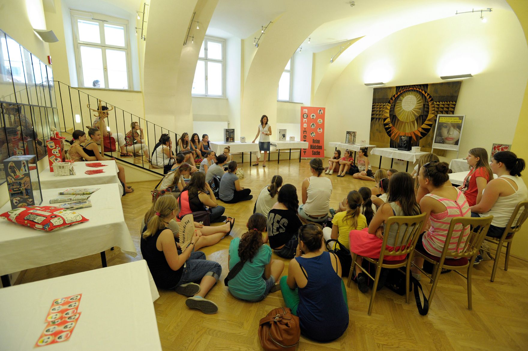 Am 20. Juni 2013 lud Frauenministerin Gabriele Heinisch-Hosek zum M&auml;dchentag &bdquo;Finde deinen Weg&ldquo; mit der Ausstellungser&ouml;ffnung &bdquo;Living in a Box&ldquo; und der Filmpr&auml;sentation &bdquo;Oh Yeah, She Performs!&ldquo; in das Palais Dietrichstein.