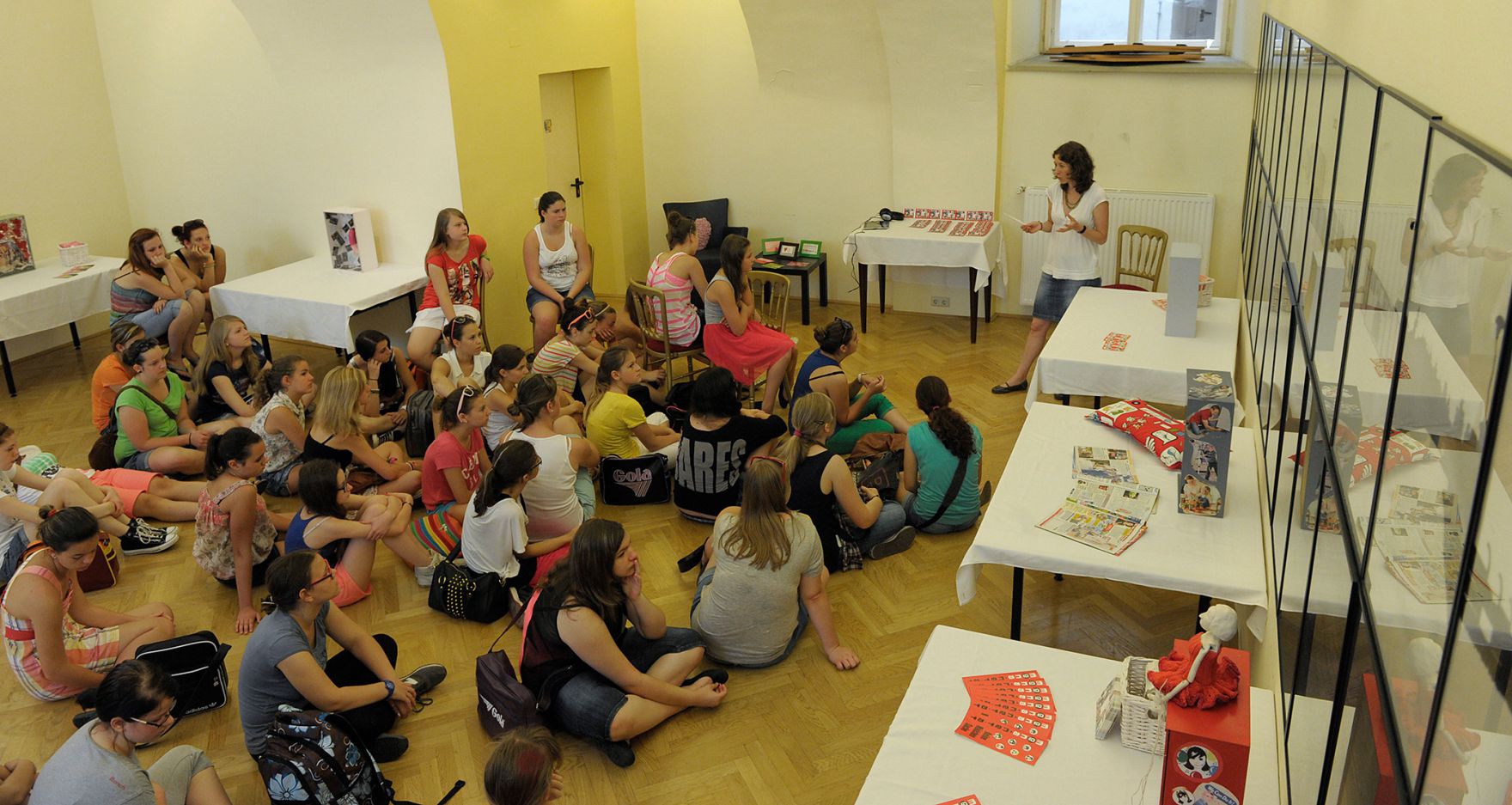 Am 20. Juni 2013 lud Frauenministerin Gabriele Heinisch-Hosek zum M&auml;dchentag &bdquo;Finde deinen Weg&ldquo; mit der Ausstellungser&ouml;ffnung &bdquo;Living in a Box&ldquo; und der Filmpr&auml;sentation &bdquo;Oh Yeah, She Performs!&ldquo; in das Palais Dietrichstein.