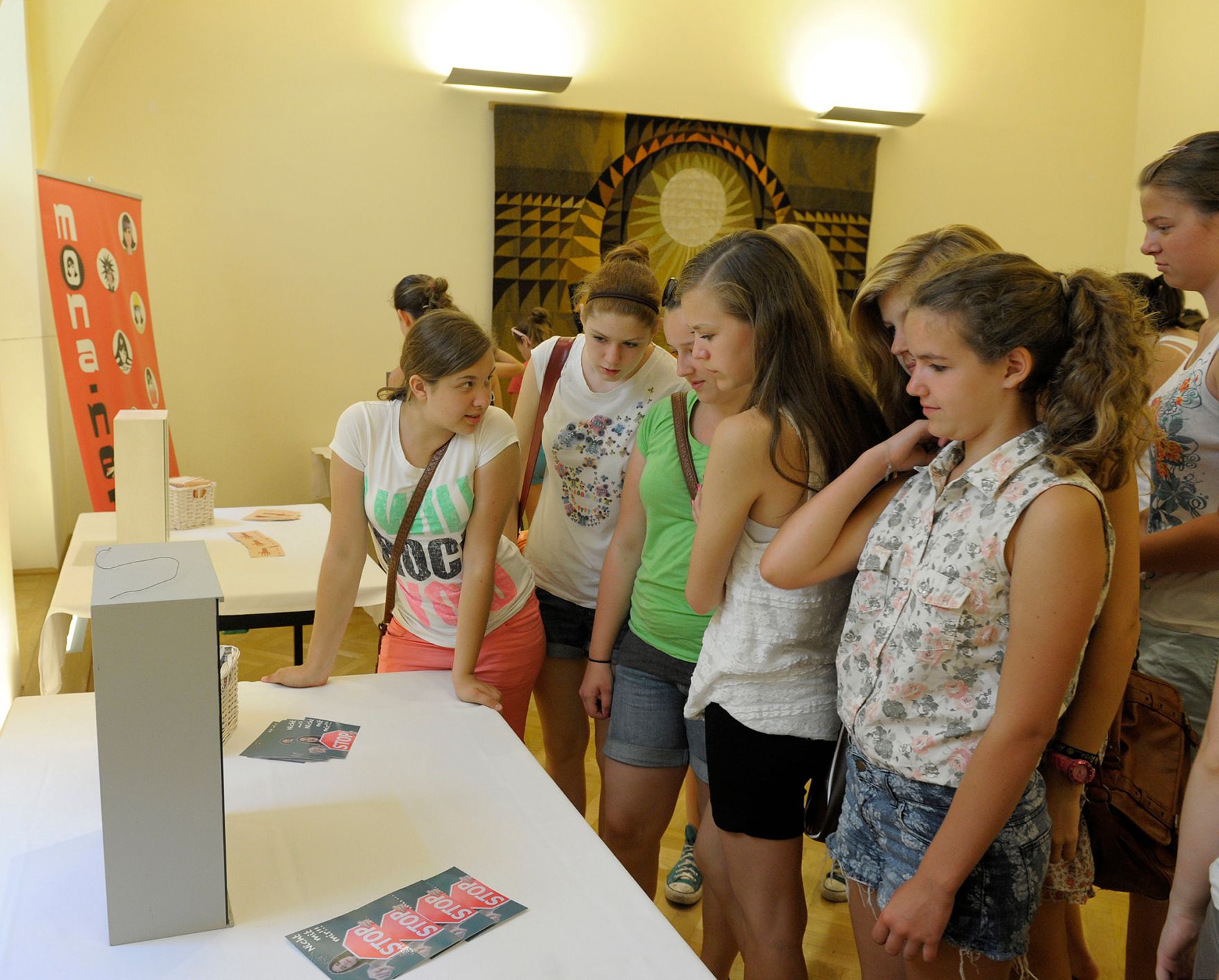 Am 20. Juni 2013 lud Frauenministerin Gabriele Heinisch-Hosek zum M&auml;dchentag &bdquo;Finde deinen Weg&ldquo; mit der Ausstellungser&ouml;ffnung &bdquo;Living in a Box&ldquo; und der Filmpr&auml;sentation &bdquo;Oh Yeah, She Performs!&ldquo; in das Palais Dietrichstein.