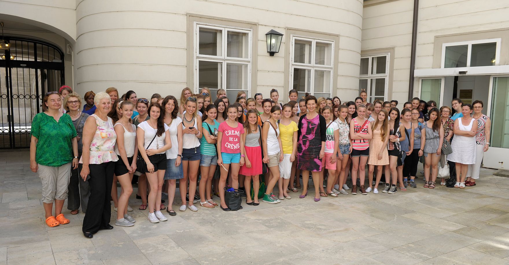 Am 20. Juni 2013 lud Frauenministerin Gabriele Heinisch-Hosek zum M&auml;dchentag &bdquo;Finde deinen Weg&ldquo; mit der Ausstellungser&ouml;ffnung &bdquo;Living in a Box&ldquo; und der Filmpr&auml;sentation &bdquo;Oh Yeah, She Performs!&ldquo; in das Palais Dietrichstein.