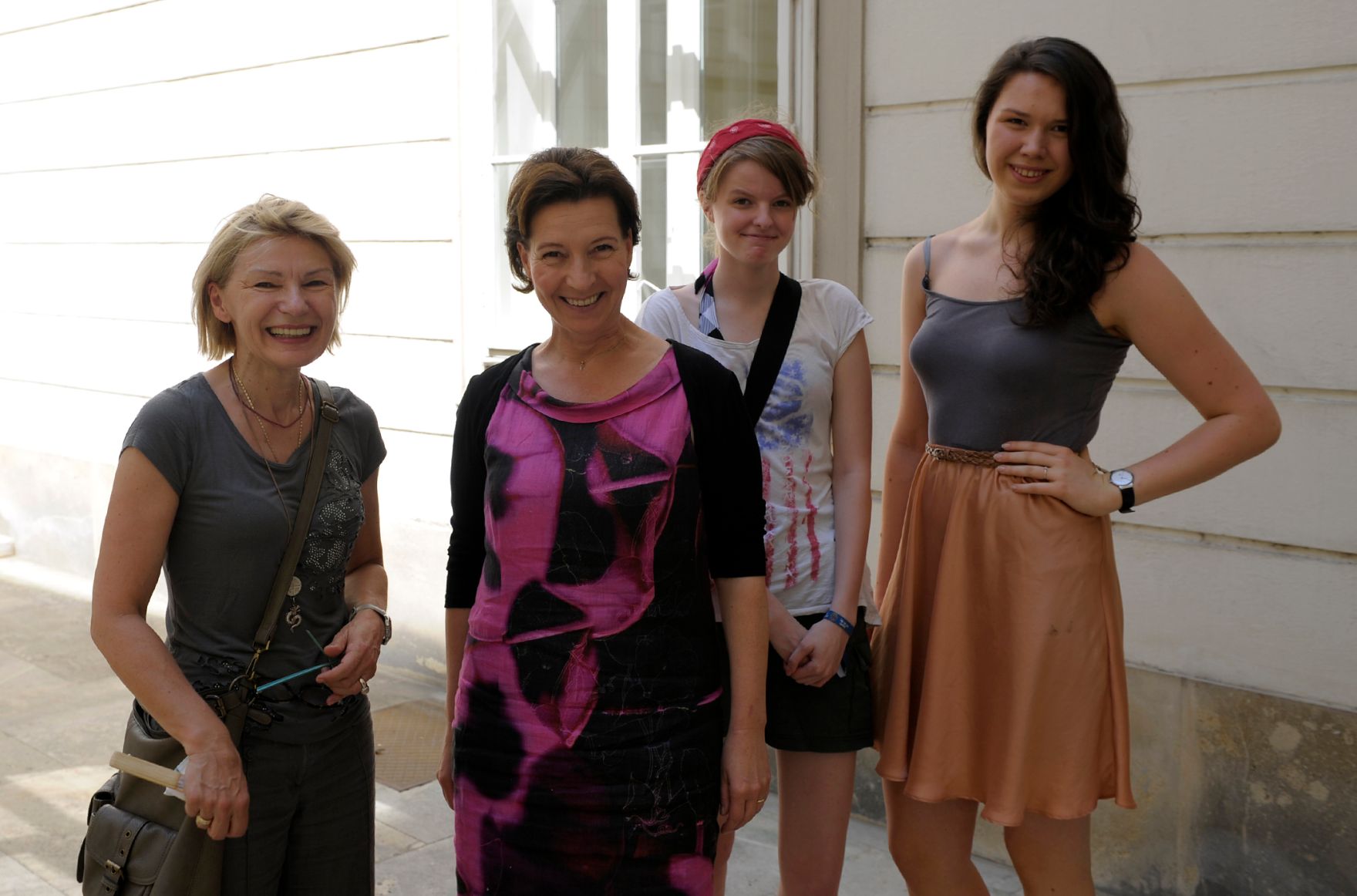 Am 20. Juni 2013 lud Frauenministerin Gabriele Heinisch-Hosek (2.v.l.) zum M&auml;dchentag &bdquo;Finde deinen Weg&ldquo; mit der Ausstellungser&ouml;ffnung &bdquo;Living in a Box&ldquo; und der Filmpr&auml;sentation &bdquo;Oh Yeah, She Performs!&ldquo; in das Palais Dietrichstein.