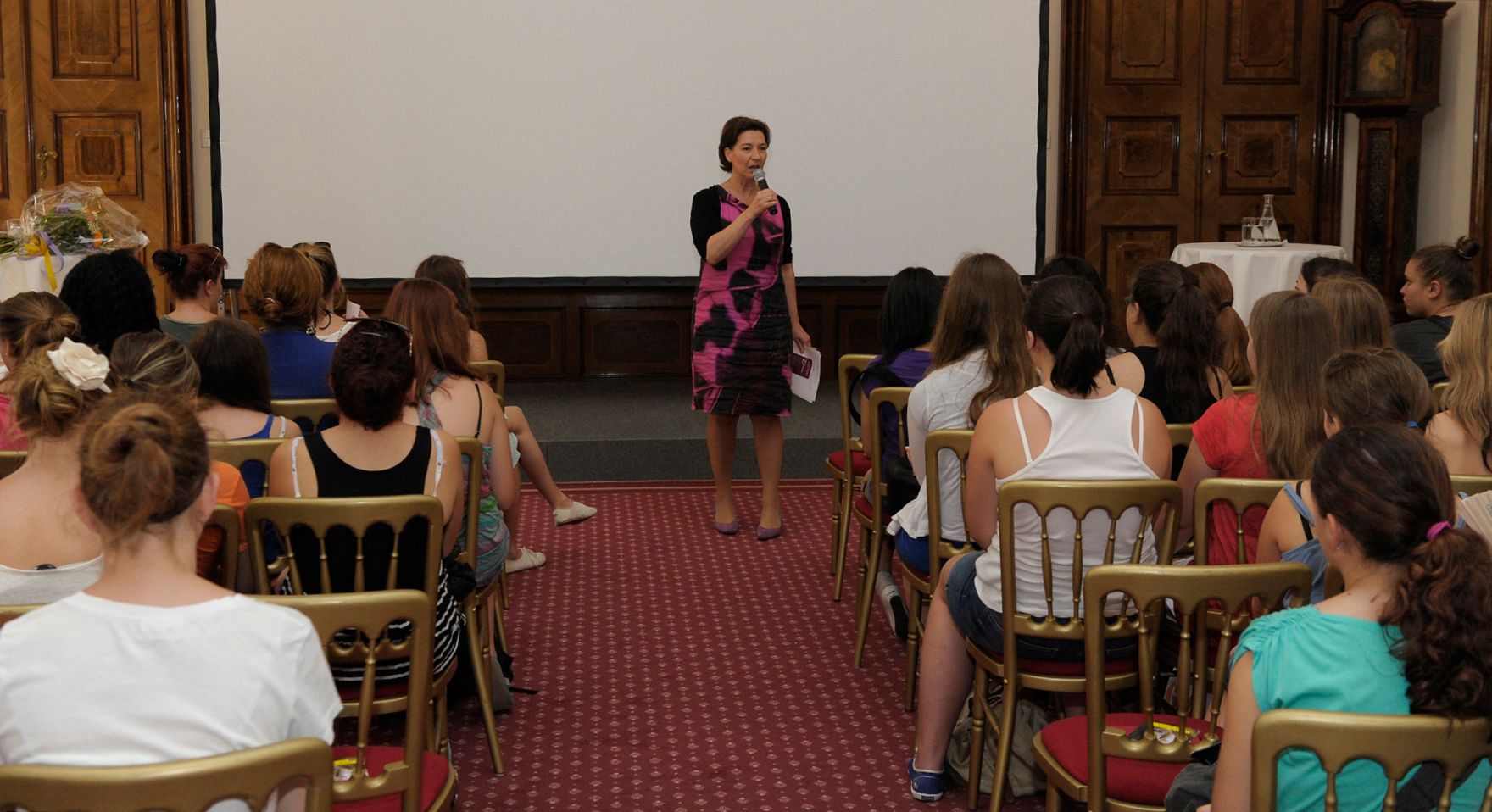 Am 20. Juni 2013 lud Frauenministerin Gabriele Heinisch-Hosek zum M&auml;dchentag &bdquo;Finde deinen Weg&ldquo; mit der Ausstellungser&ouml;ffnung &bdquo;Living in a Box&ldquo; und der Filmpr&auml;sentation &bdquo;Oh Yeah, She Performs!&ldquo; in das Palais Dietrichstein.