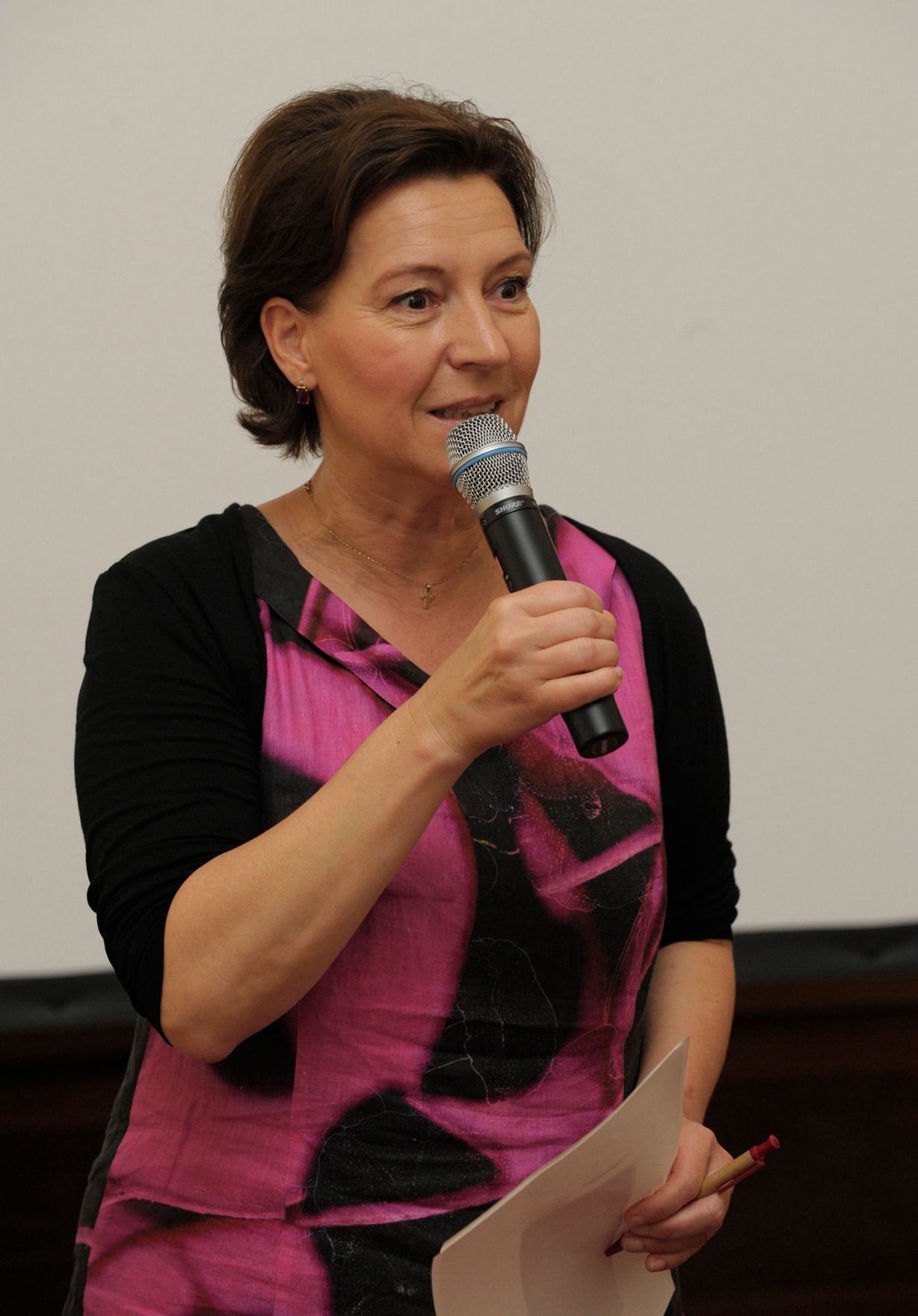 Am 20. Juni 2013 lud Frauenministerin Gabriele Heinisch-Hosek (im Bild) zum M&auml;dchentag &bdquo;Finde deinen Weg&ldquo; mit der Ausstellungser&ouml;ffnung &bdquo;Living in a Box&ldquo; und der Filmpr&auml;sentation &bdquo;Oh Yeah, She Performs!&ldquo; in das Palais Dietrichstein.