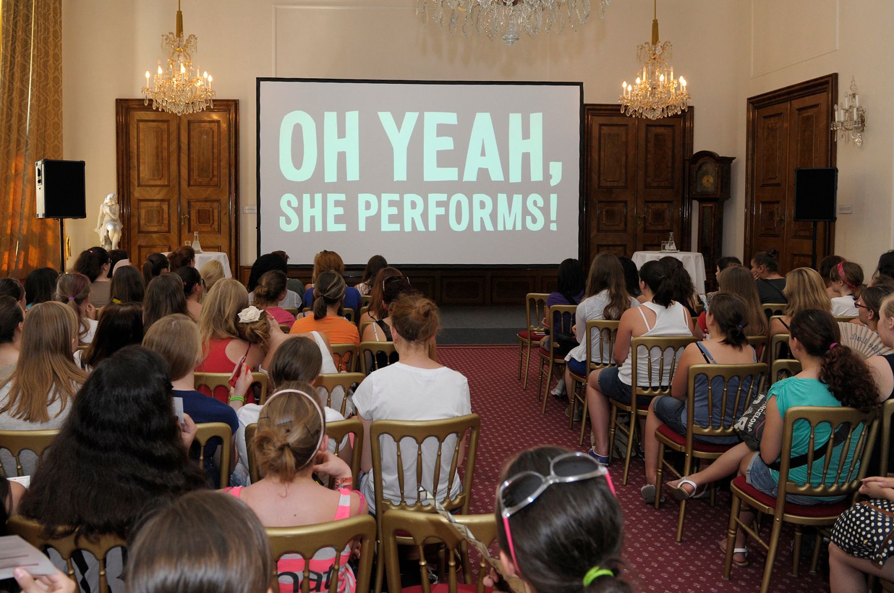Am 20. Juni 2013 lud Frauenministerin Gabriele Heinisch-Hosek zum M&auml;dchentag &bdquo;Finde deinen Weg&ldquo; mit der Ausstellungser&ouml;ffnung &bdquo;Living in a Box&ldquo; und der Filmpr&auml;sentation &bdquo;Oh Yeah, She Performs!&ldquo; in das Palais Dietrichstein.