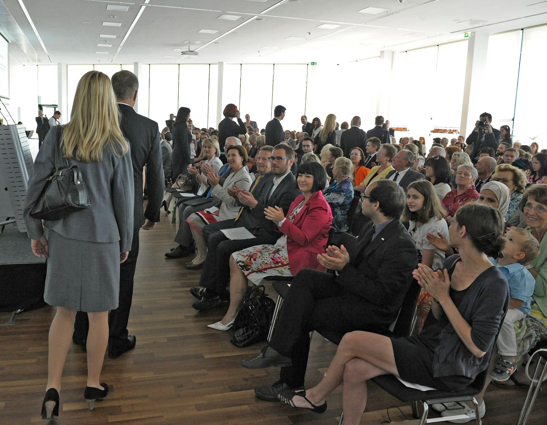 Am 5. Juli 2013 &uuml;bergab Frauenministerin Gabriele Heinisch-Hosek Dekrete an die Teilnehmerinnen und Teilnehmer des Lehrgangs Public Management.