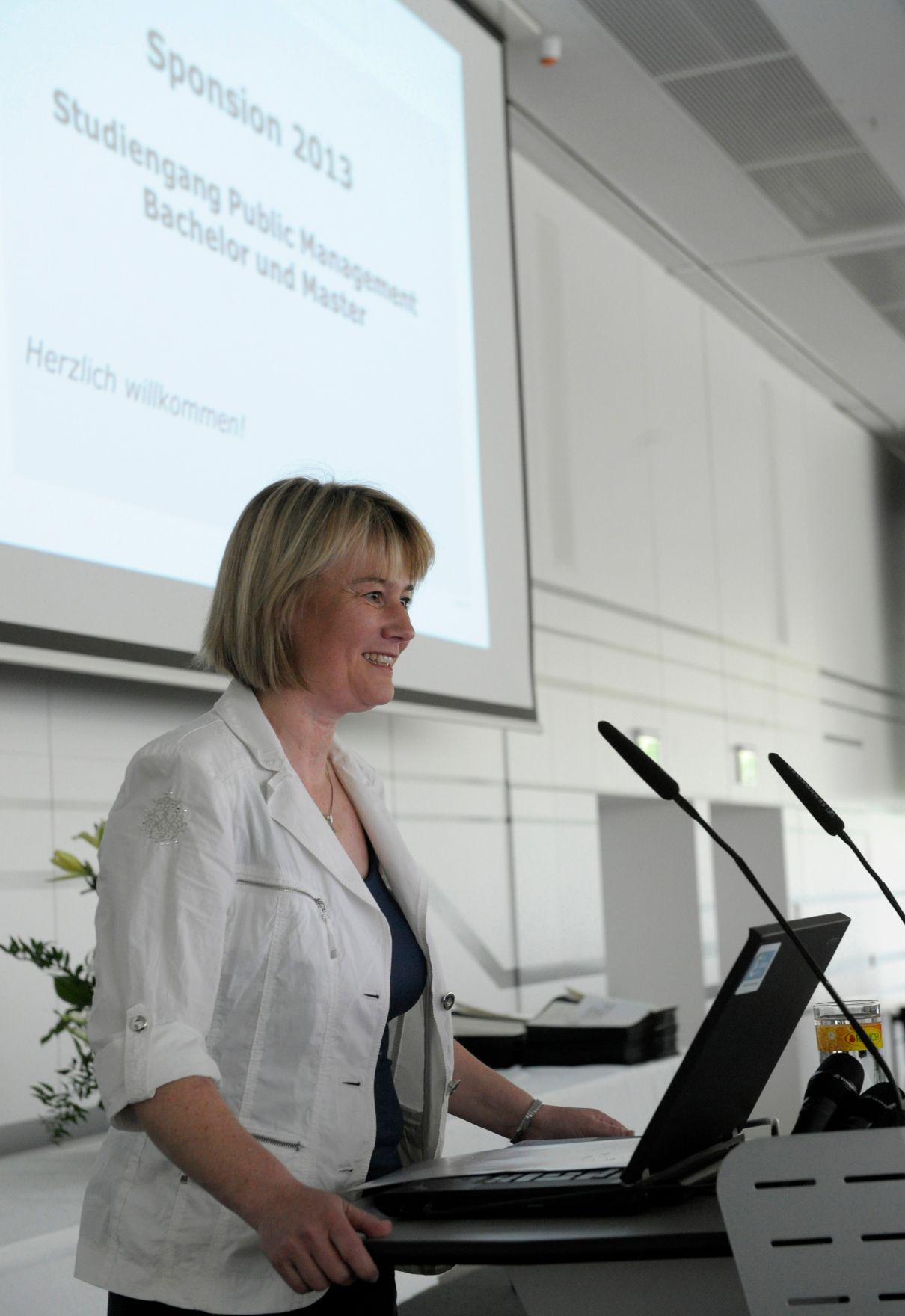 Am 5. Juli 2013 &uuml;bergab Frauenministerin Gabriele Heinisch-Hosek Dekrete an die Teilnehmerinnen und Teilnehmer des Lehrgangs Public Management.