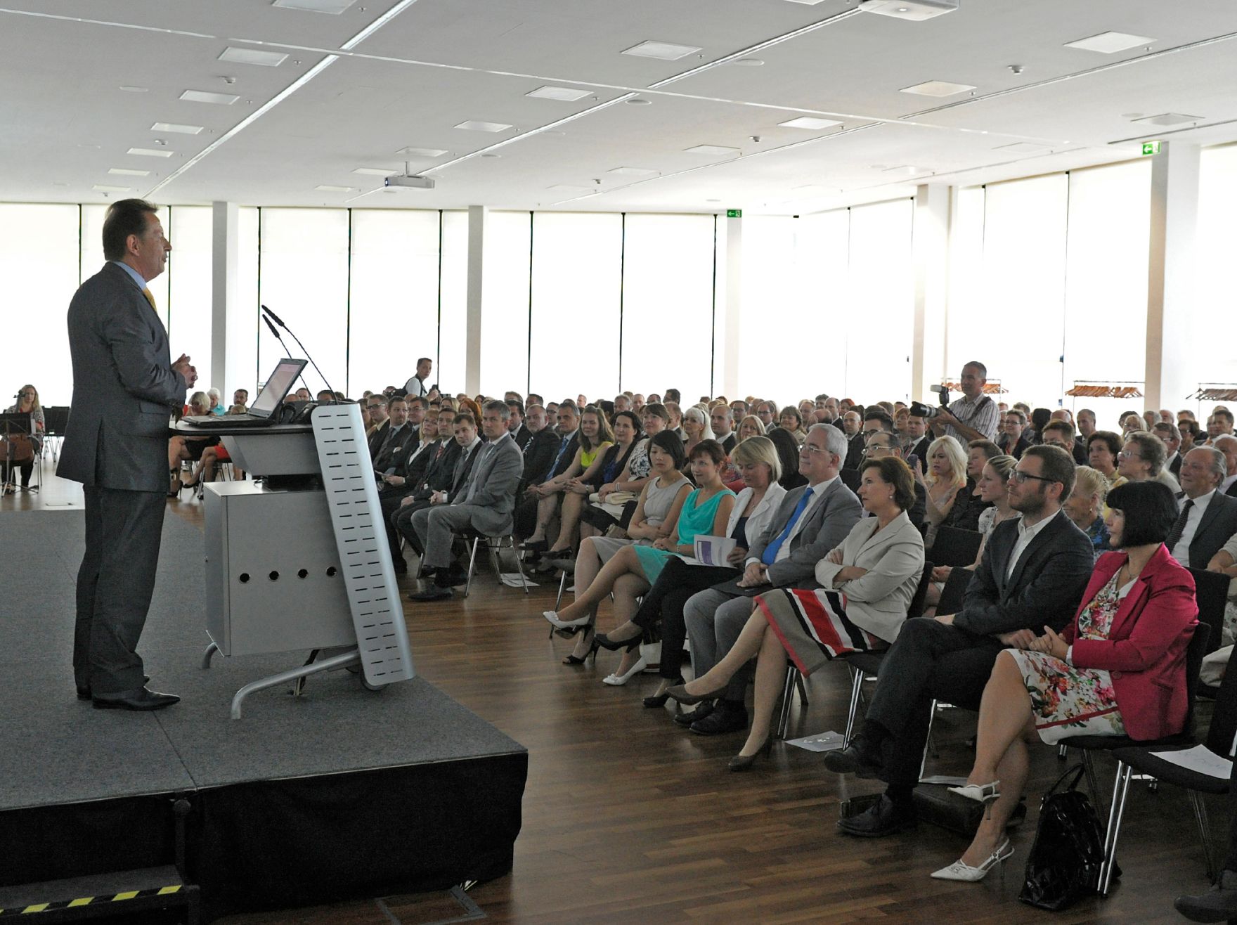 Am 5. Juli 2013 &uuml;bergab Frauenministerin Gabriele Heinisch-Hosek Dekrete an die Teilnehmerinnen und Teilnehmer des Lehrgangs Public Management.