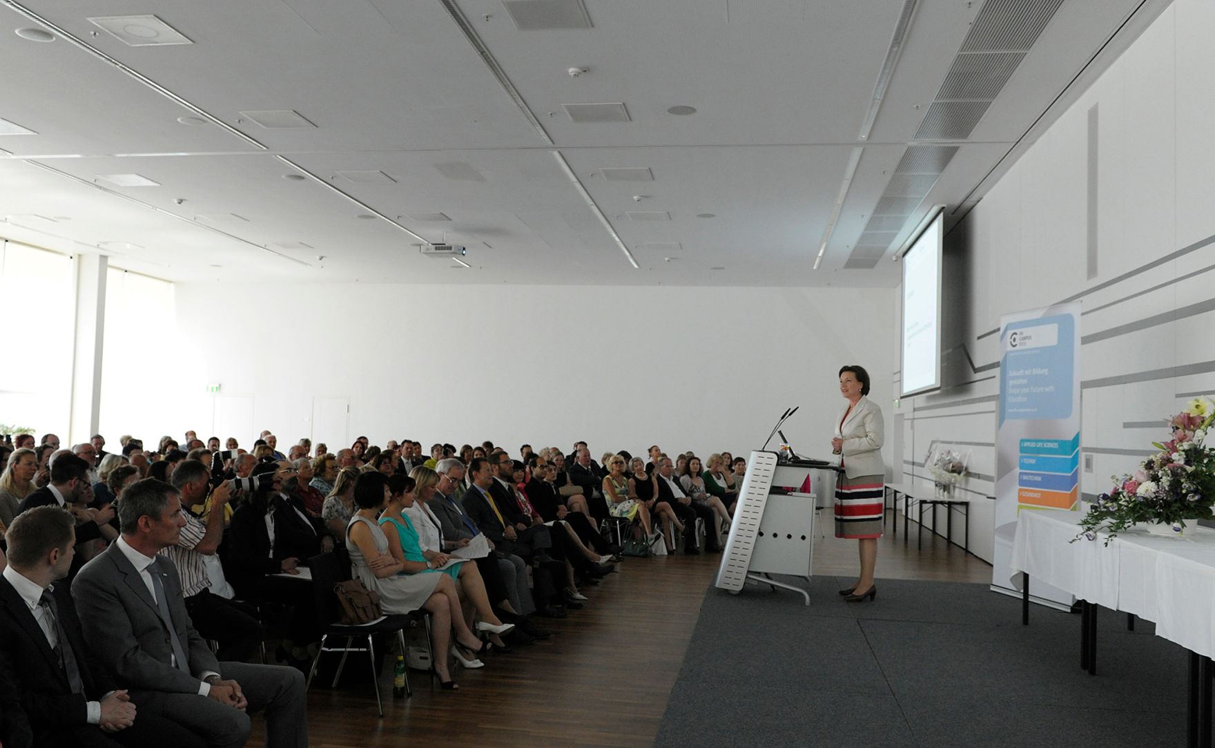 Am 5. Juli 2013 &uuml;bergab Frauenministerin Gabriele Heinisch-Hosek Dekrete an die Teilnehmerinnen und Teilnehmer des Lehrgangs Public Management.