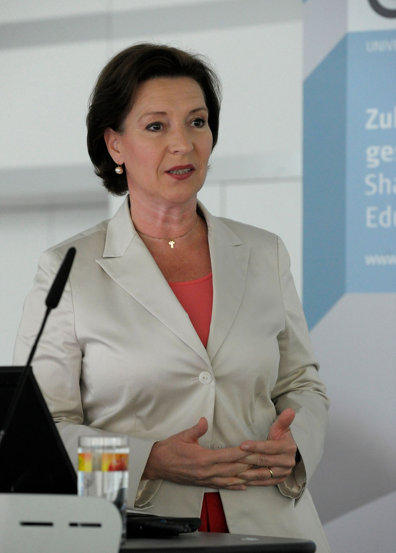 Am 5. Juli 2013 &uuml;bergab Frauenministerin Gabriele Heinisch-Hosek (im Bild) Dekrete an die Teilnehmerinnen und Teilnehmer des Lehrgangs Public Management.