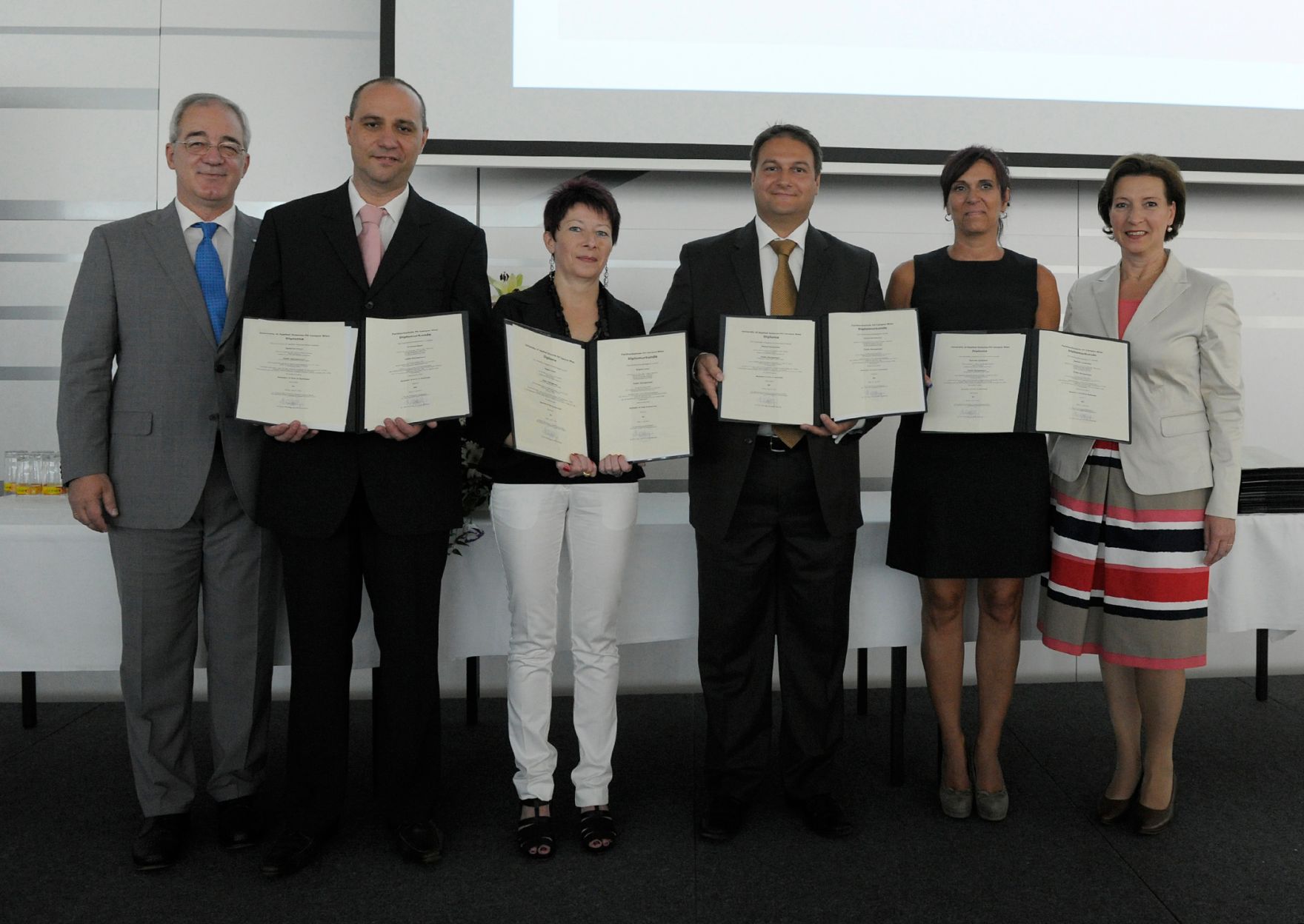 Am 5. Juli 2013 &uuml;bergab Frauenministerin Gabriele Heinisch-Hosek Dekrete an die Teilnehmerinnen und Teilnehmer des Lehrgangs Public Management.