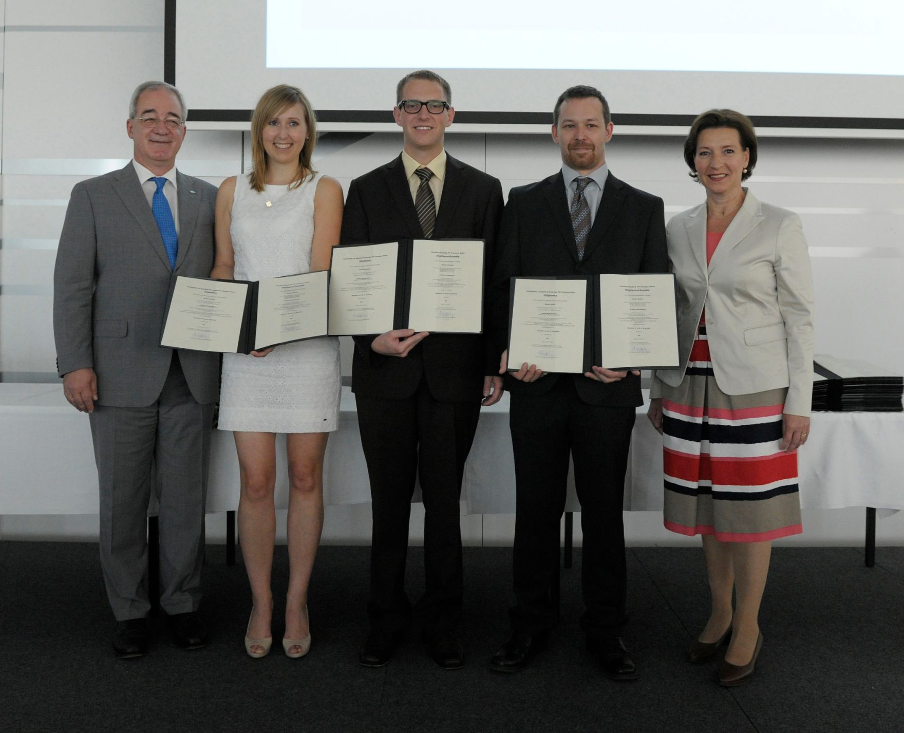 Am 5. Juli 2013 &uuml;bergab Frauenministerin Gabriele Heinisch-Hosek Dekrete an die Teilnehmerinnen und Teilnehmer des Lehrgangs Public Management.