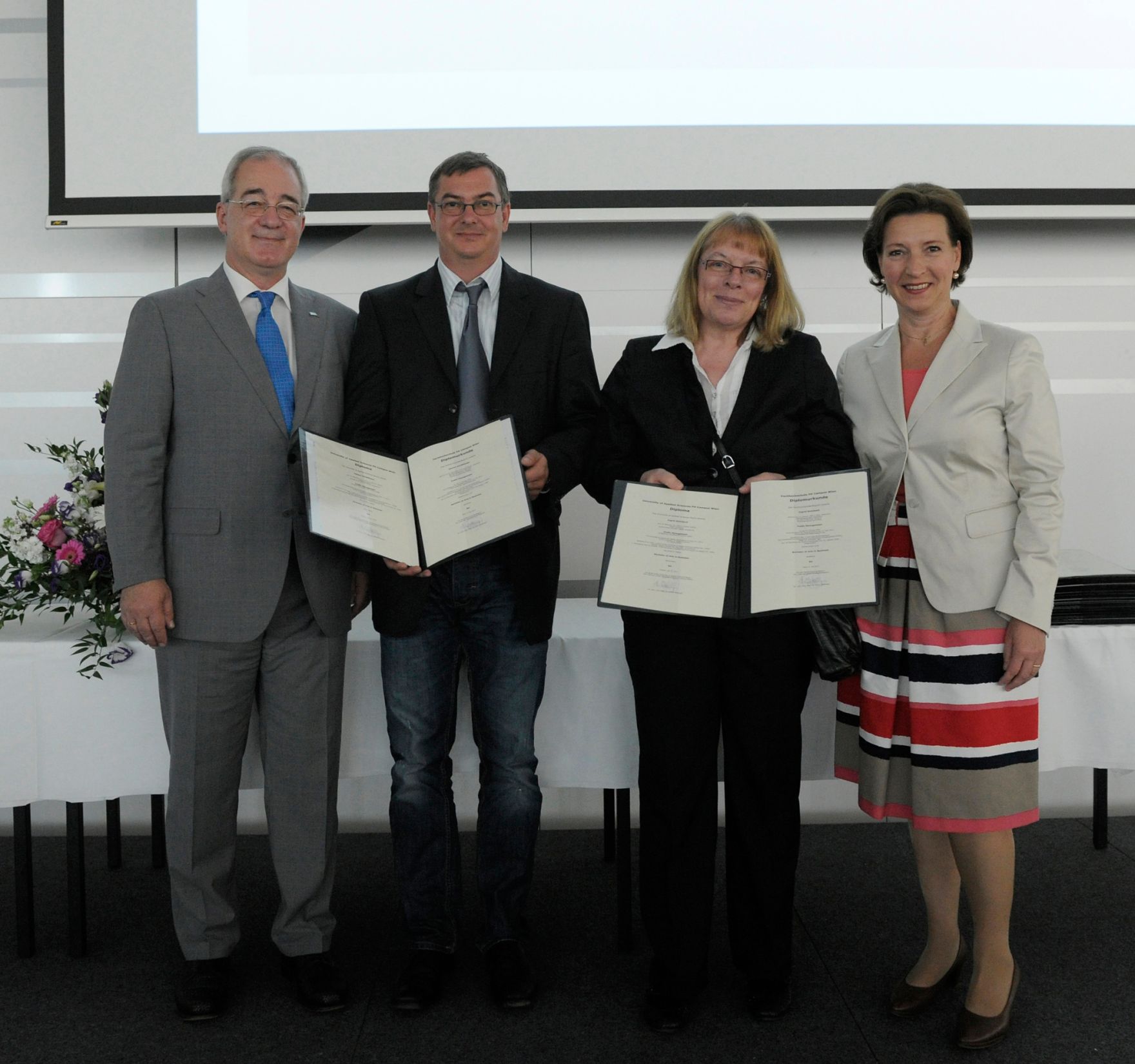 Am 5. Juli 2013 &uuml;bergab Frauenministerin Gabriele Heinisch-Hosek Dekrete an die Teilnehmerinnen und Teilnehmer des Lehrgangs Public Management.