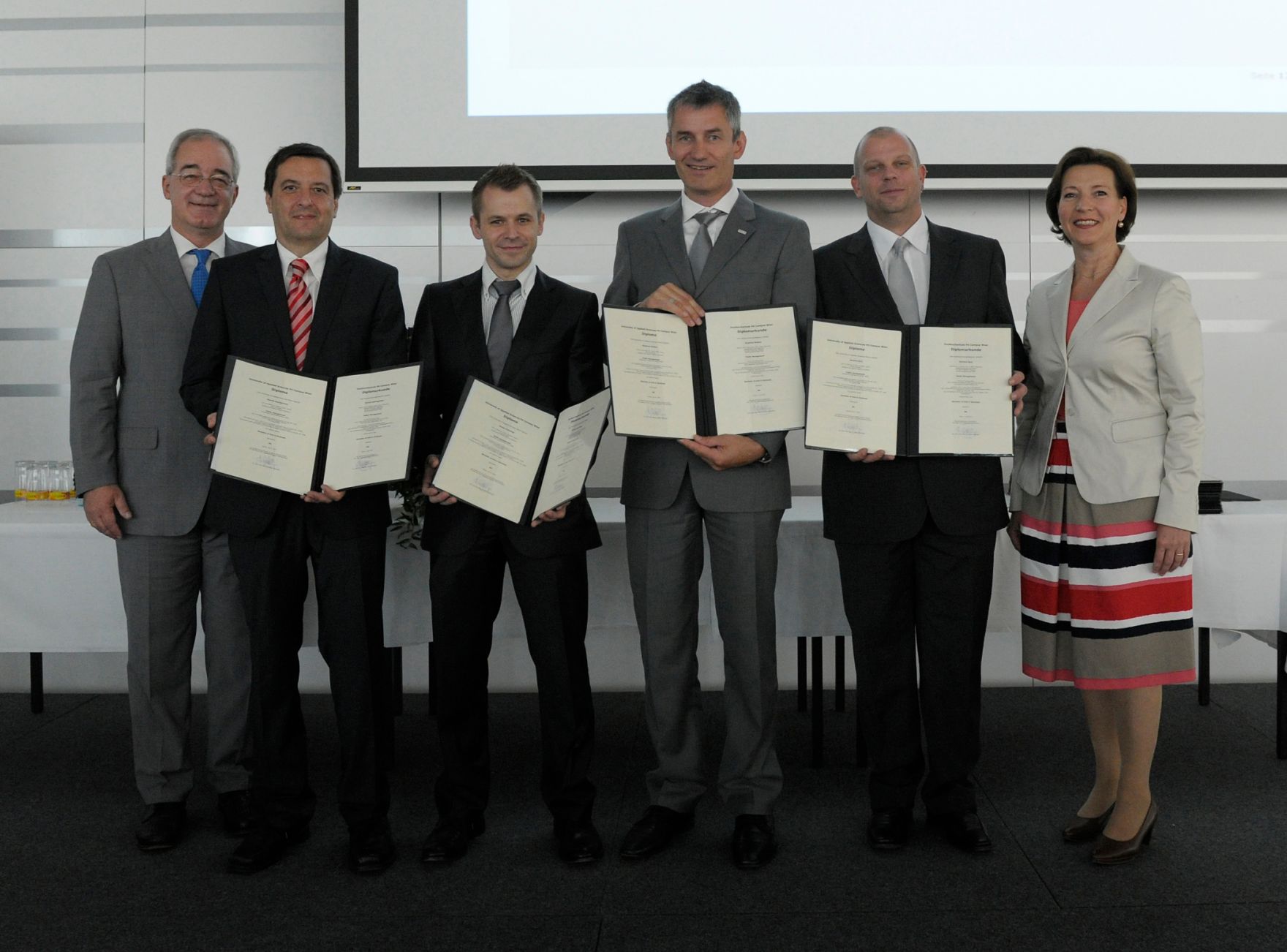Am 5. Juli 2013 &uuml;bergab Frauenministerin Gabriele Heinisch-Hosek Dekrete an die Teilnehmerinnen und Teilnehmer des Lehrgangs Public Management.