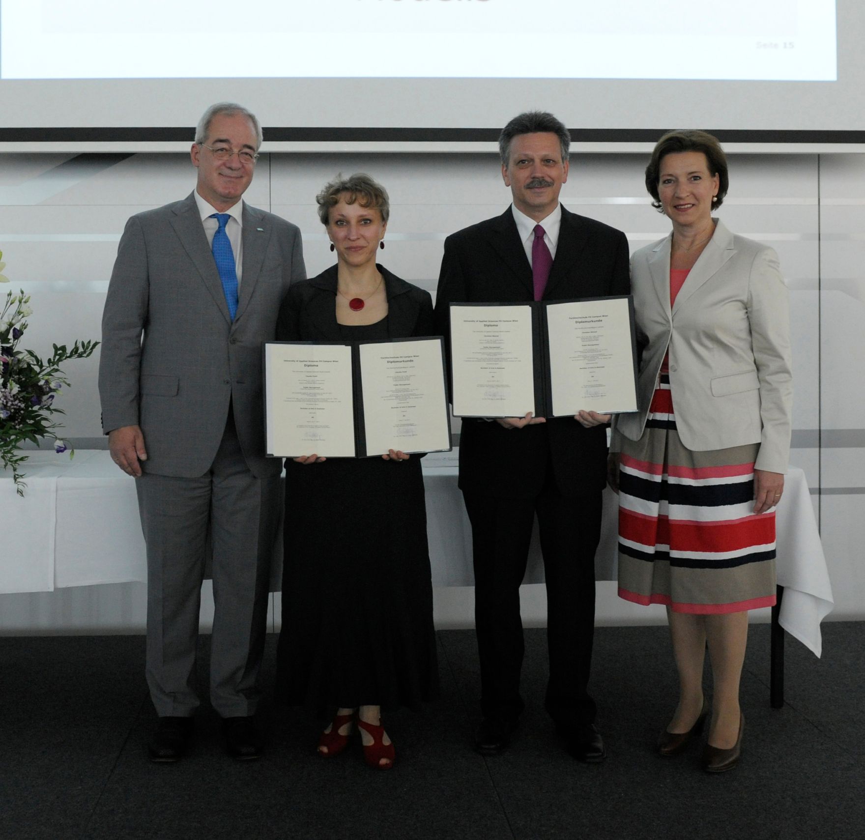 Am 5. Juli 2013 &uuml;bergab Frauenministerin Gabriele Heinisch-Hosek Dekrete an die Teilnehmerinnen und Teilnehmer des Lehrgangs Public Management.