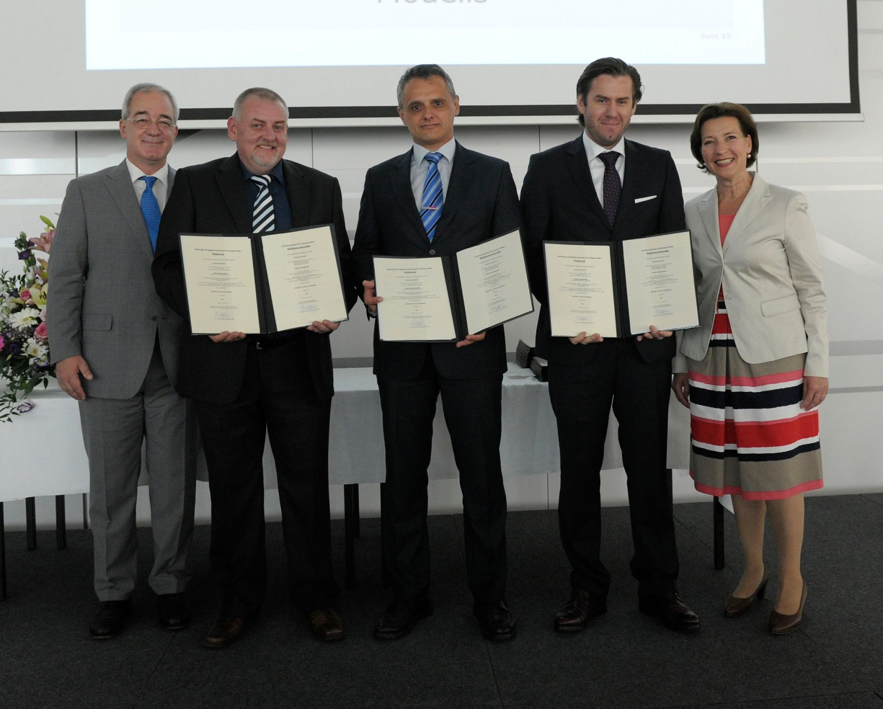 Am 5. Juli 2013 &uuml;bergab Frauenministerin Gabriele Heinisch-Hosek Dekrete an die Teilnehmerinnen und Teilnehmer des Lehrgangs Public Management.