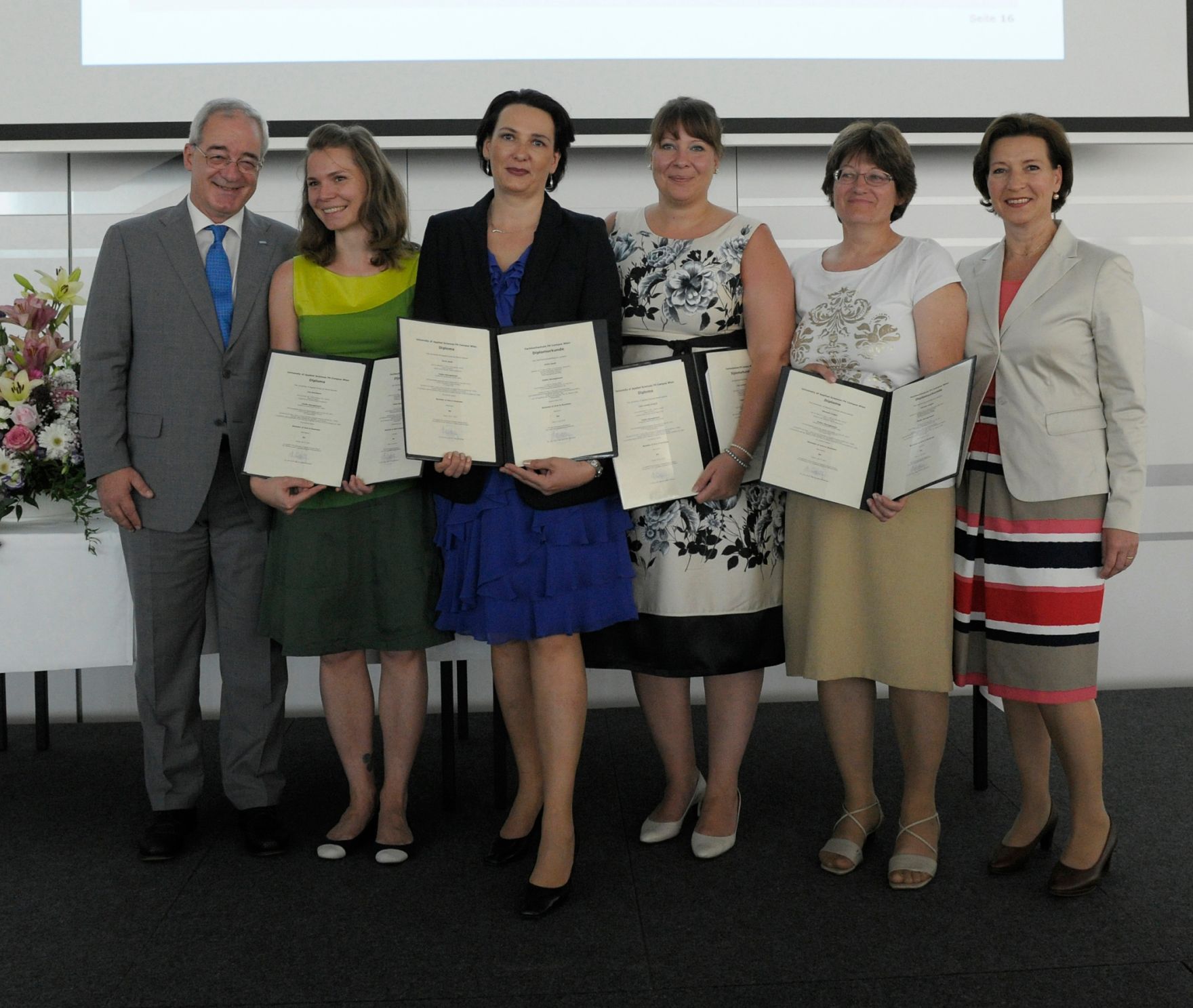 Am 5. Juli 2013 &uuml;bergab Frauenministerin Gabriele Heinisch-Hosek Dekrete an die Teilnehmerinnen und Teilnehmer des Lehrgangs Public Management.