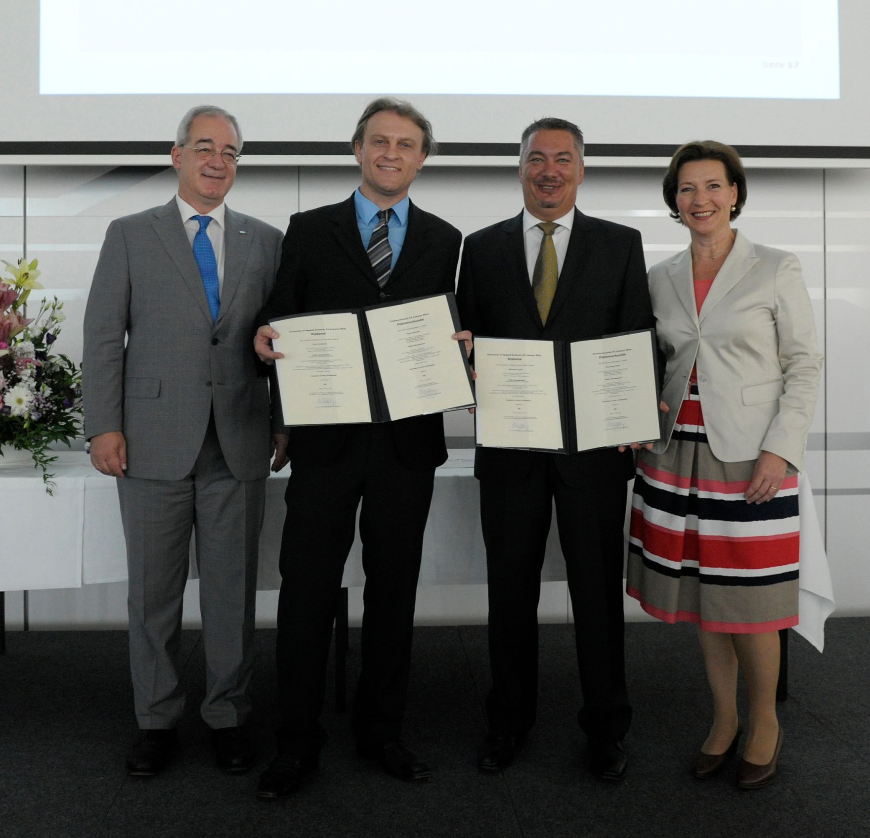 Am 5. Juli 2013 &uuml;bergab Frauenministerin Gabriele Heinisch-Hosek Dekrete an die Teilnehmerinnen und Teilnehmer des Lehrgangs Public Management.