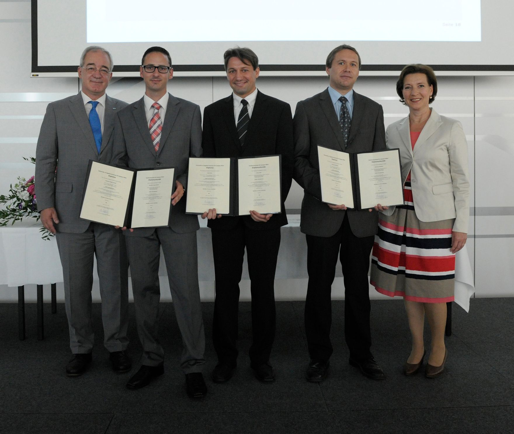 Am 5. Juli 2013 &uuml;bergab Frauenministerin Gabriele Heinisch-Hosek Dekrete an die Teilnehmerinnen und Teilnehmer des Lehrgangs Public Management.