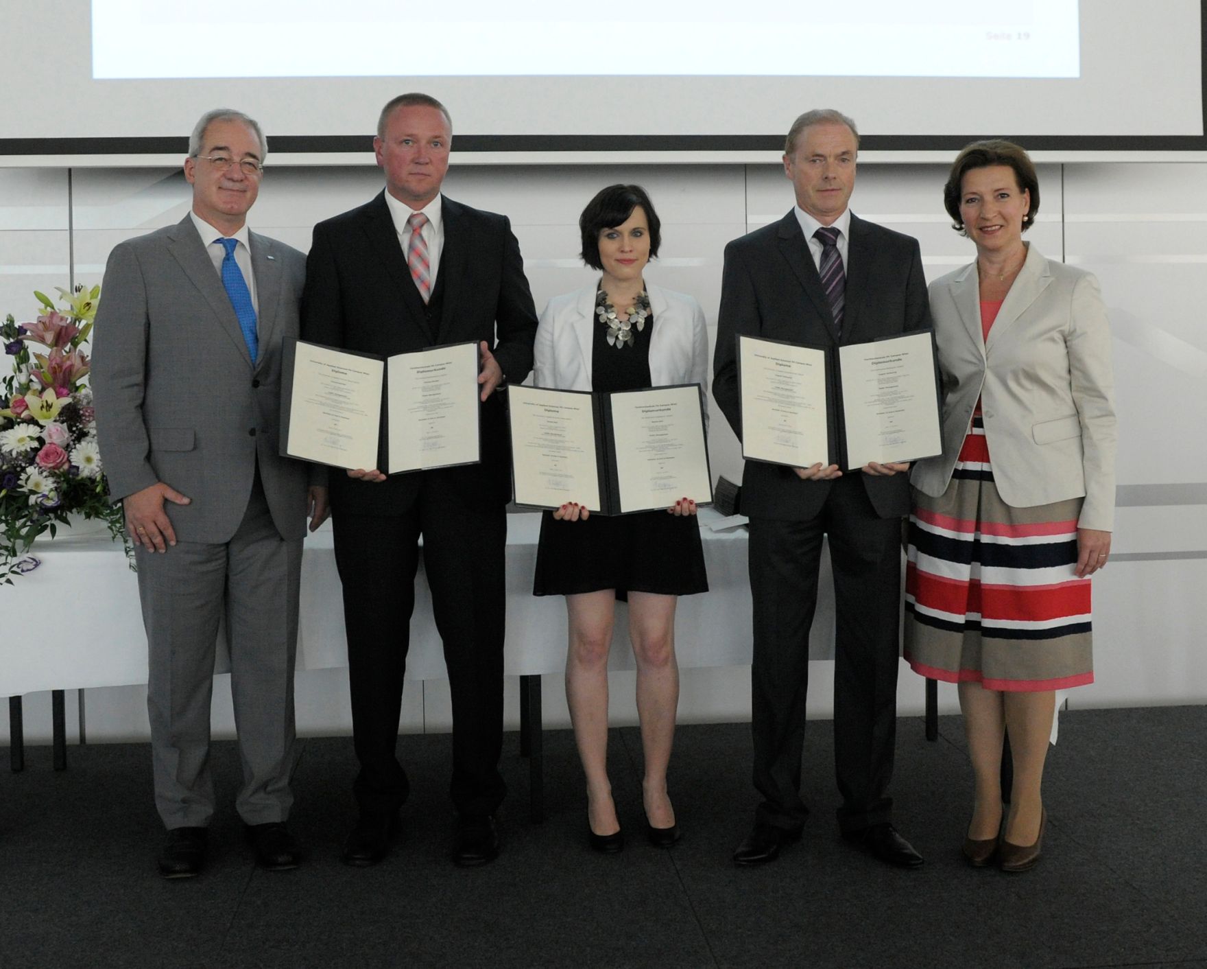 Am 5. Juli 2013 &uuml;bergab Frauenministerin Gabriele Heinisch-Hosek Dekrete an die Teilnehmerinnen und Teilnehmer des Lehrgangs Public Management.