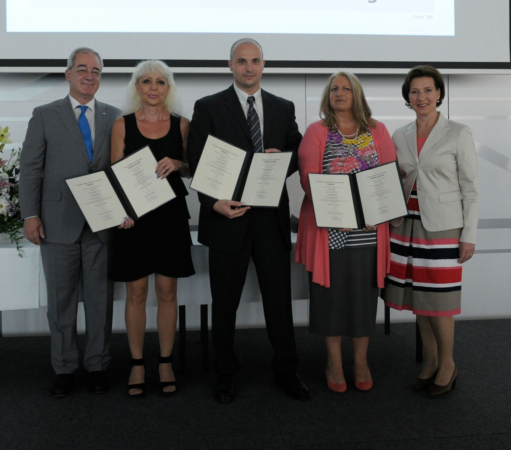Am 5. Juli 2013 &uuml;bergab Frauenministerin Gabriele Heinisch-Hosek Dekrete an die Teilnehmerinnen und Teilnehmer des Lehrgangs Public Management.