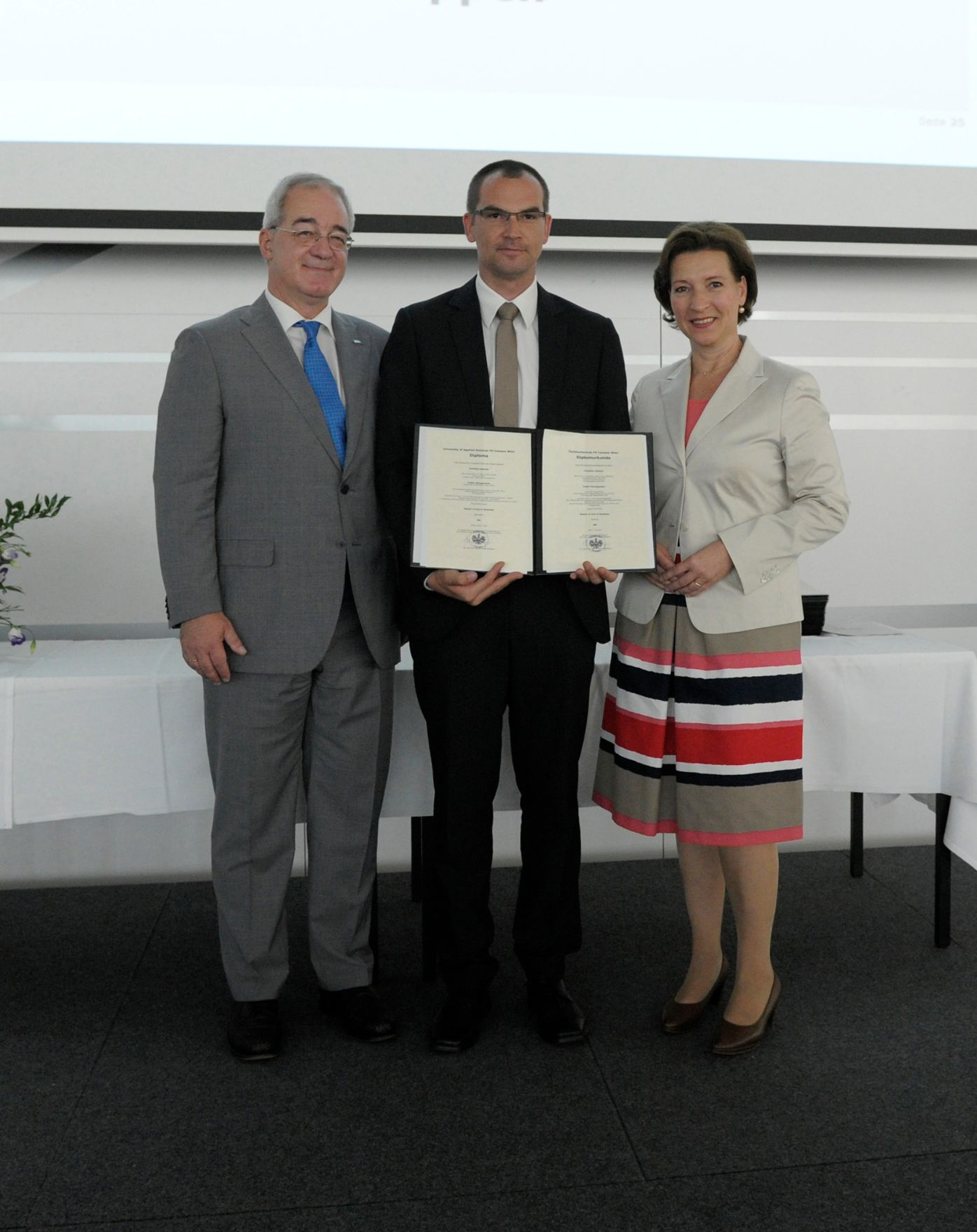 Am 5. Juli 2013 &uuml;bergab Frauenministerin Gabriele Heinisch-Hosek Dekrete an die Teilnehmerinnen und Teilnehmer des Lehrgangs Public Management.