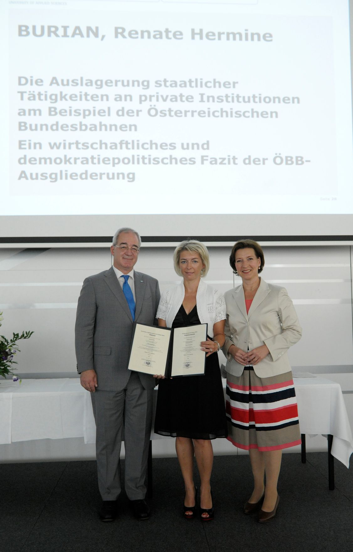Am 5. Juli 2013 &uuml;bergab Frauenministerin Gabriele Heinisch-Hosek Dekrete an die Teilnehmerinnen und Teilnehmer des Lehrgangs Public Management.