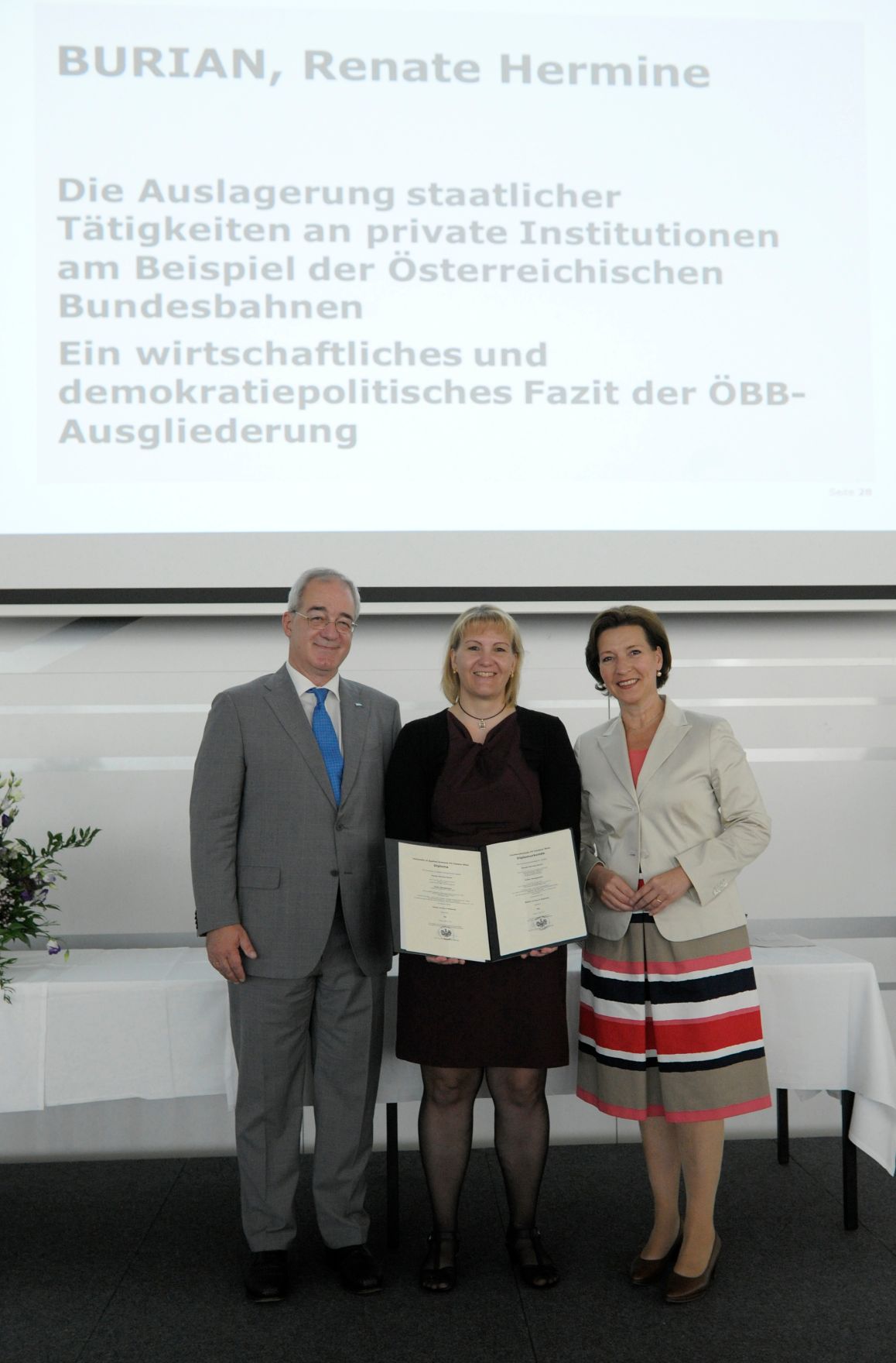 Am 5. Juli 2013 &uuml;bergab Frauenministerin Gabriele Heinisch-Hosek Dekrete an die Teilnehmerinnen und Teilnehmer des Lehrgangs Public Management.