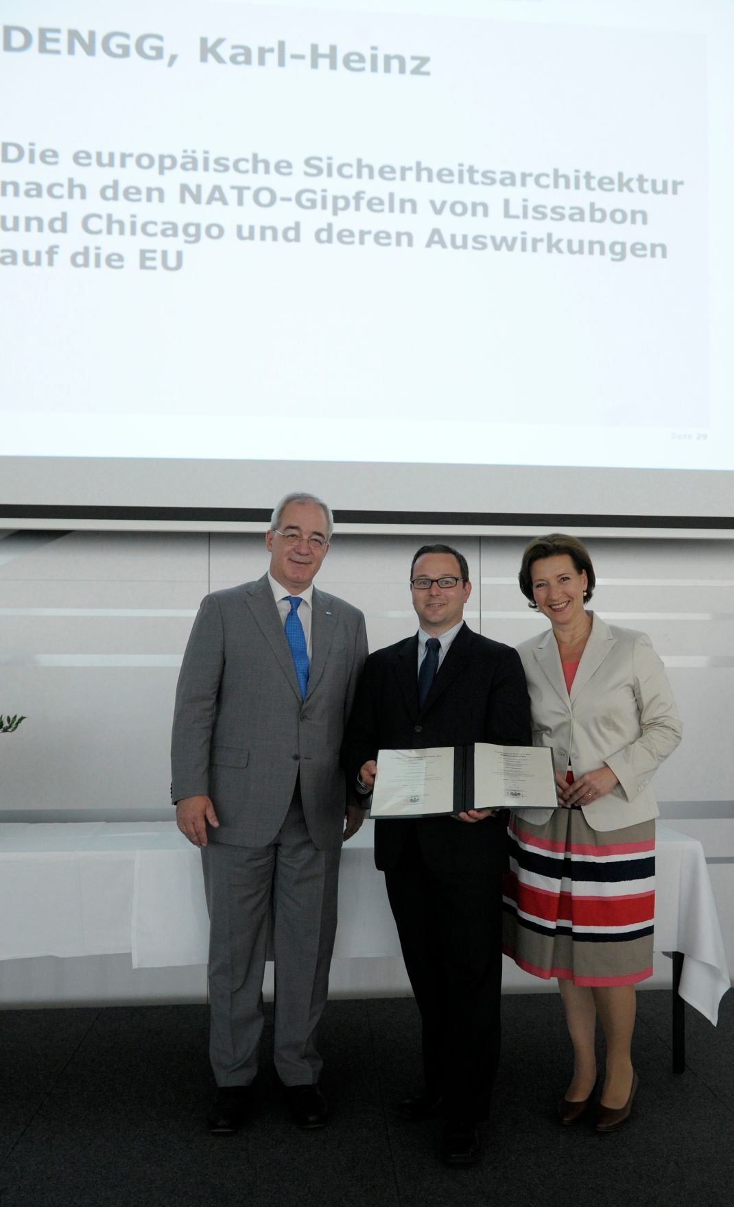 Am 5. Juli 2013 &uuml;bergab Frauenministerin Gabriele Heinisch-Hosek Dekrete an die Teilnehmerinnen und Teilnehmer des Lehrgangs Public Management.
